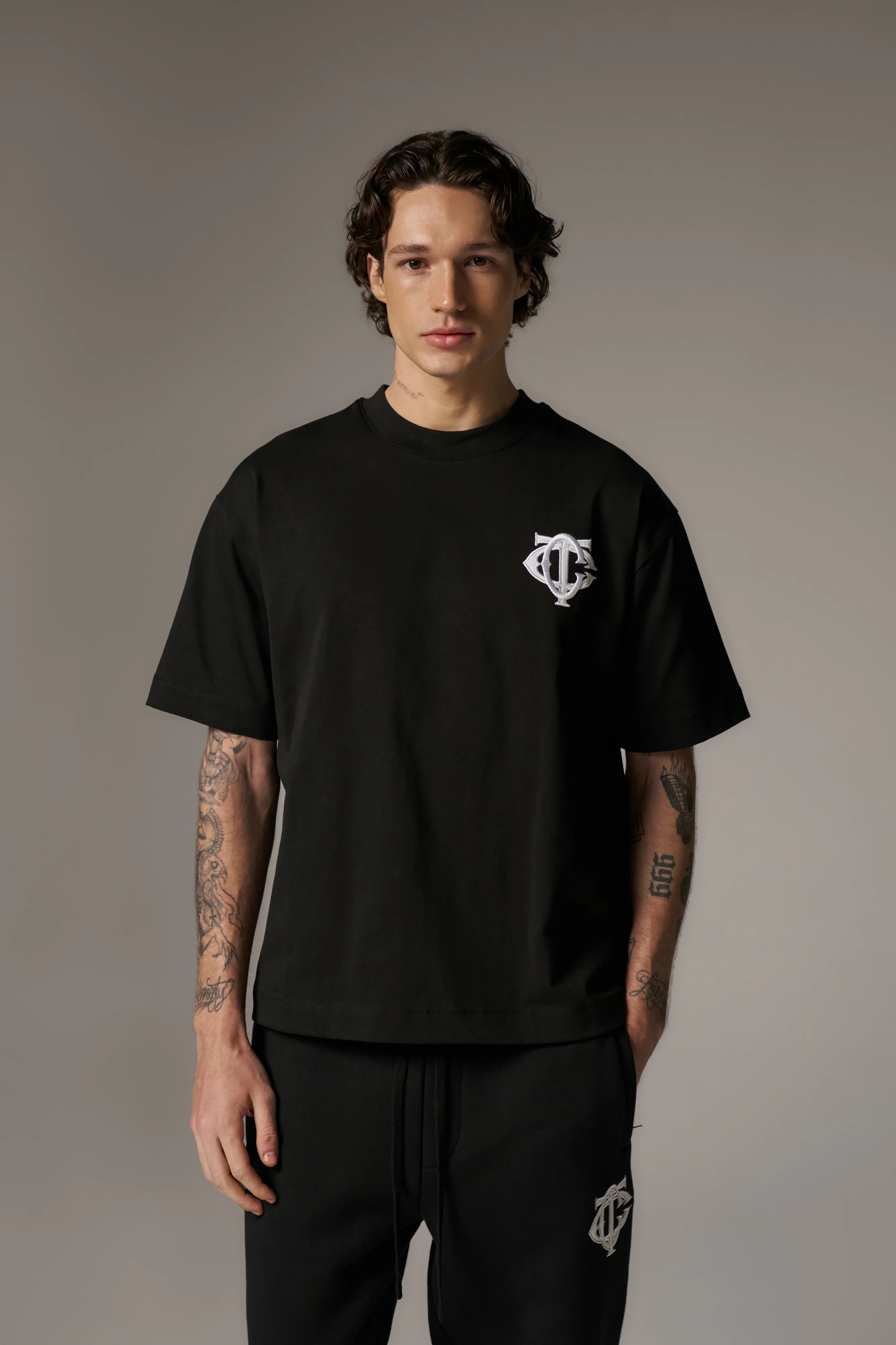 MONOGRAM EMBLEM T-SHIRT - BLACK