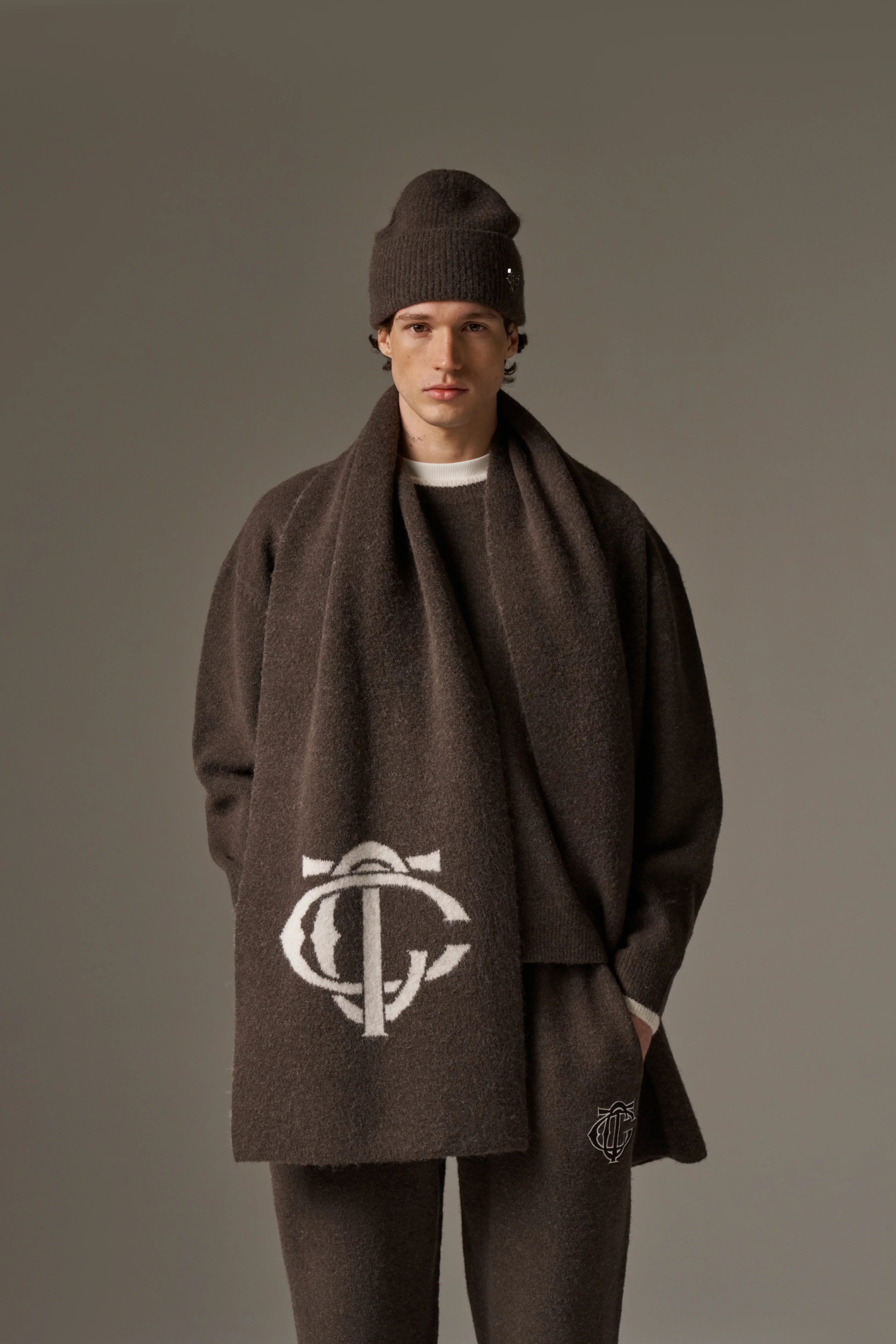 MONOGRAM EMBLEM SCARF - BROWN