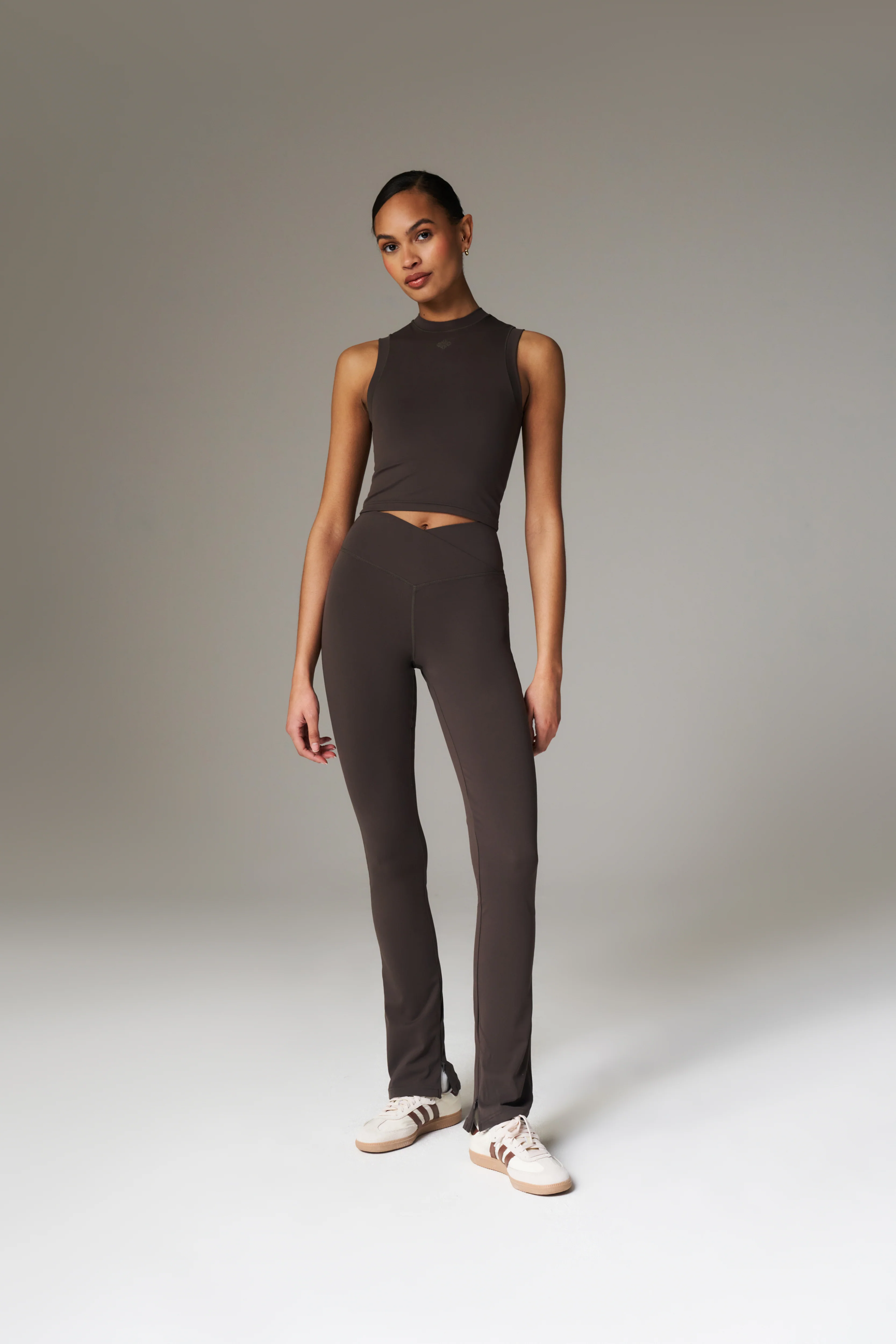 SCULPTING STRETCH HIGH NECK EMBLEM RACER - CHOCOLATE