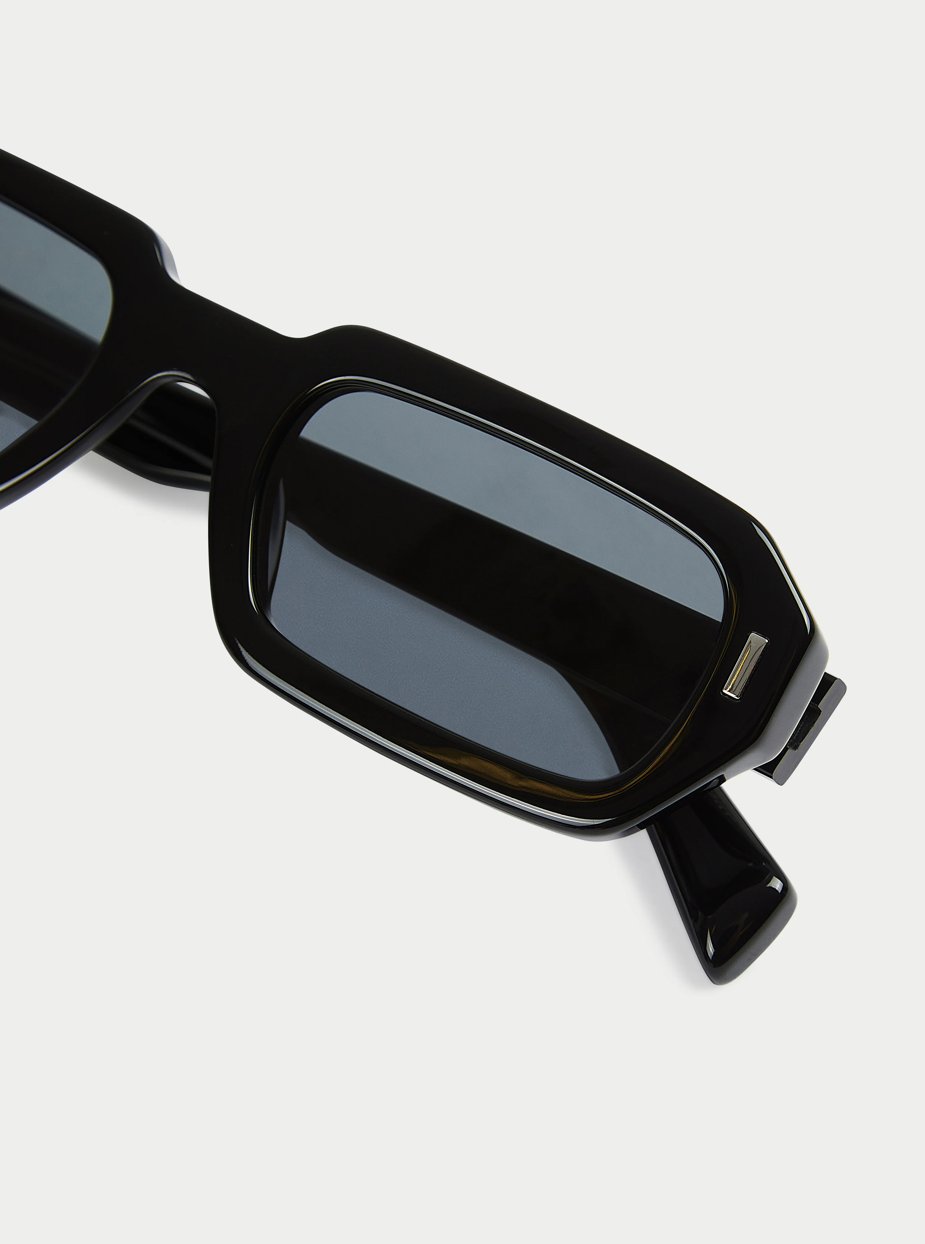 EMBLEM SUNGLASSES - BLACK