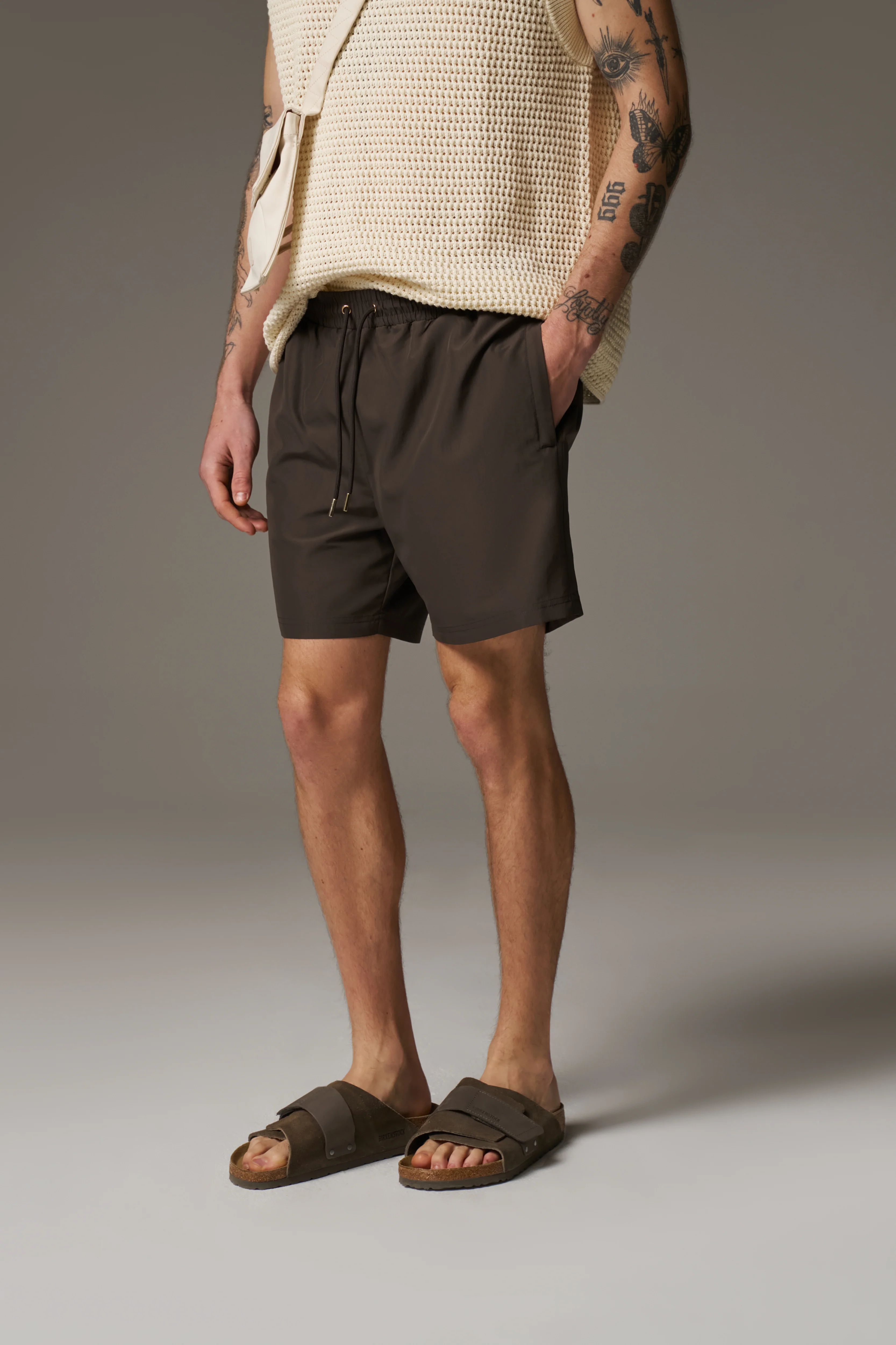 WATER REACTIVE EMBLEM SWIM SHORT - BROWN