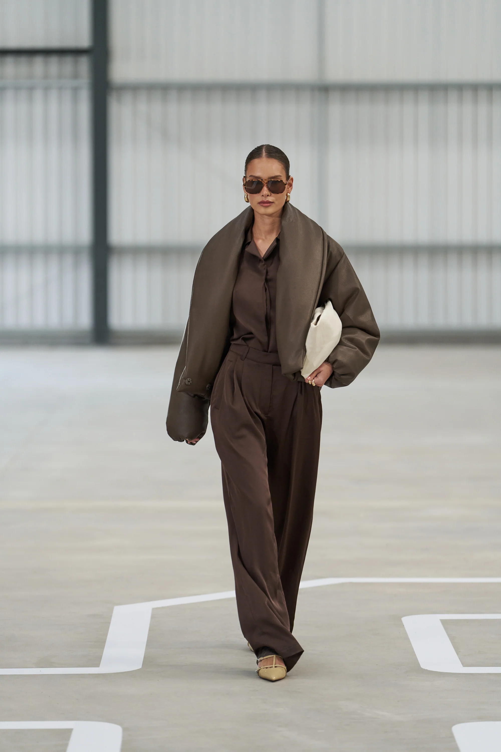 SATIN TAILORED RELAXED TROUSER - DEEP CHOCOLATE