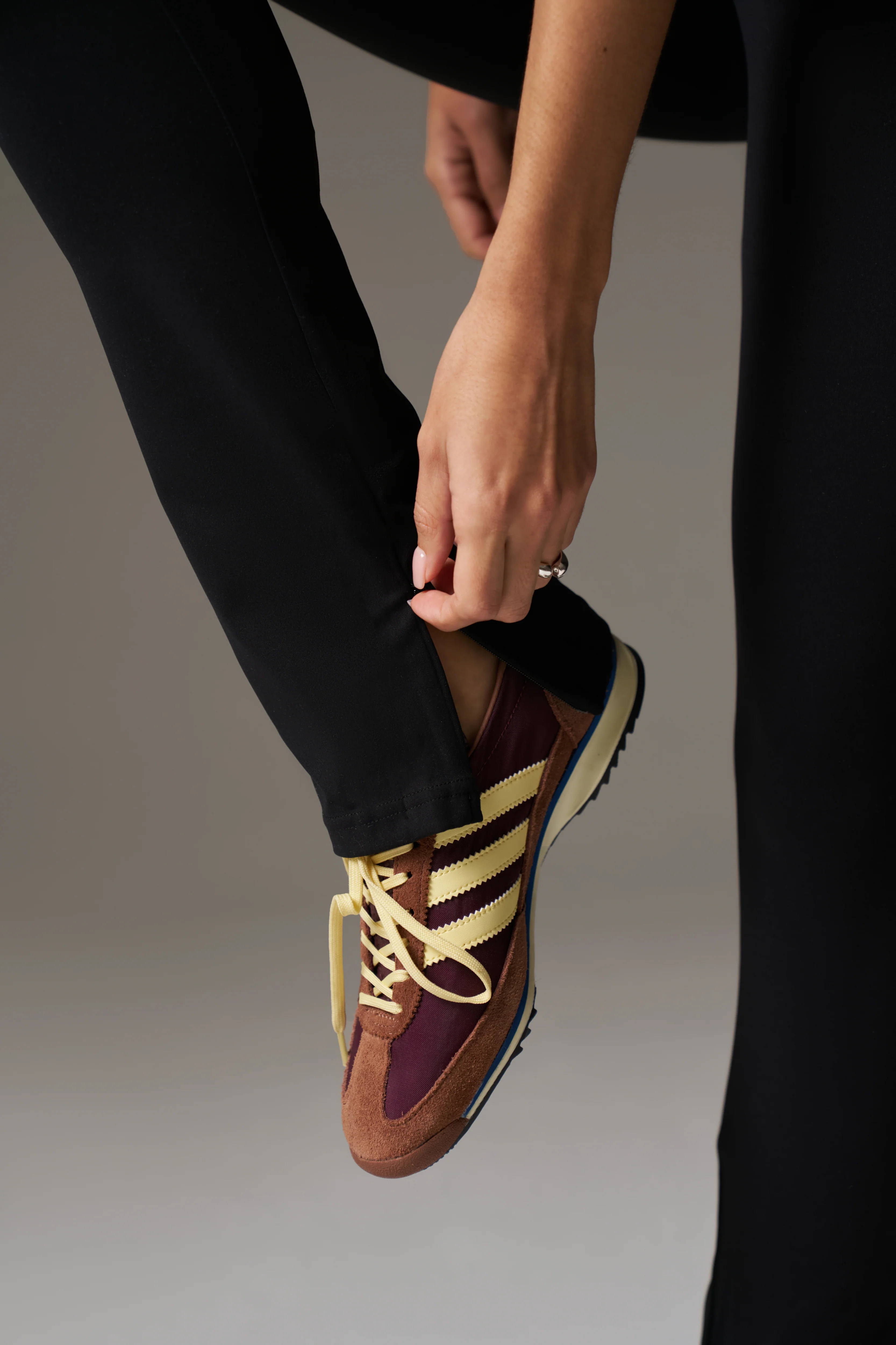 SCULPTING STRETCH ZIP HEM LEGGINGS - BLACK