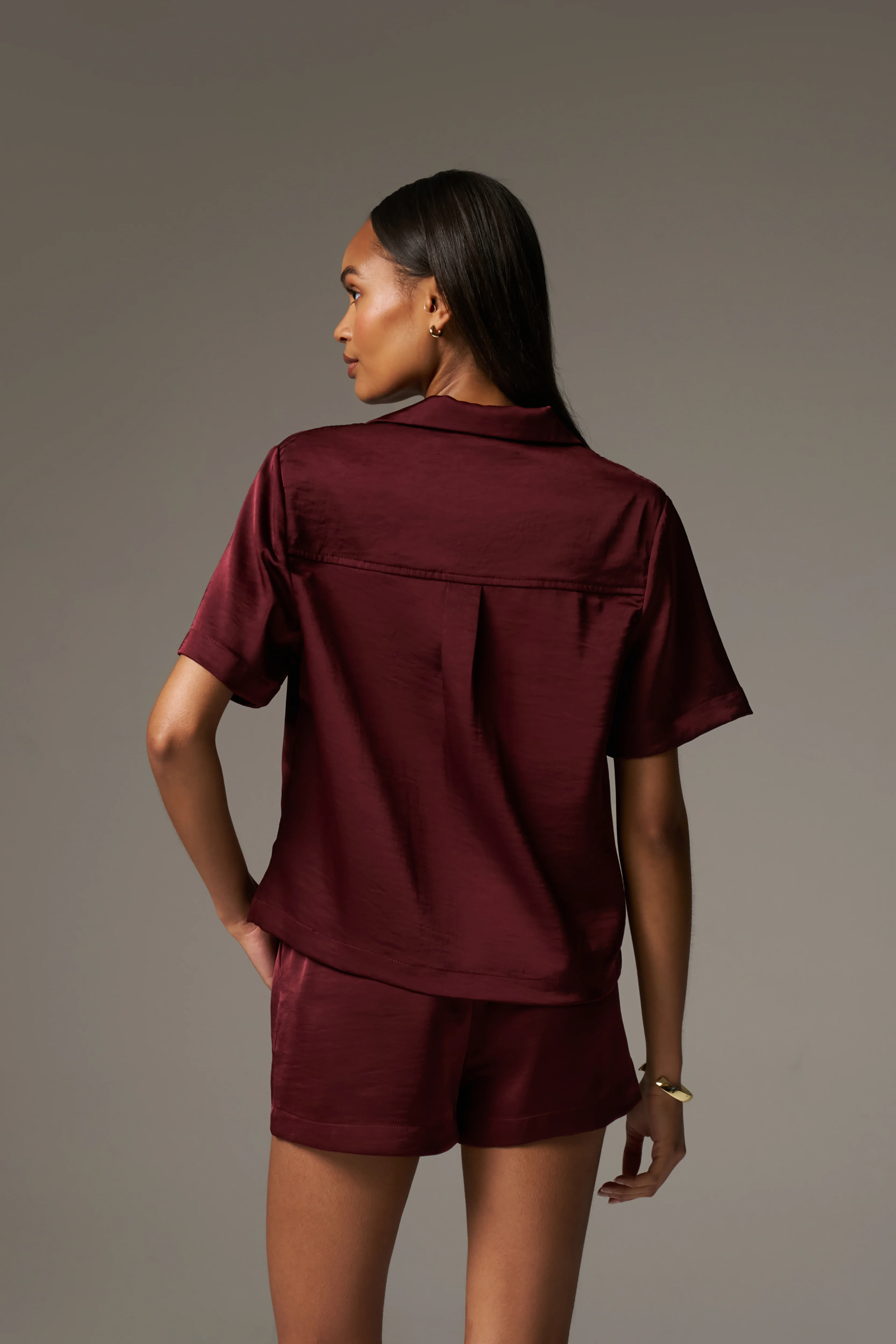 SATIN SHORT SLEEVE EMBLEM SHIRT - BURGUNDY