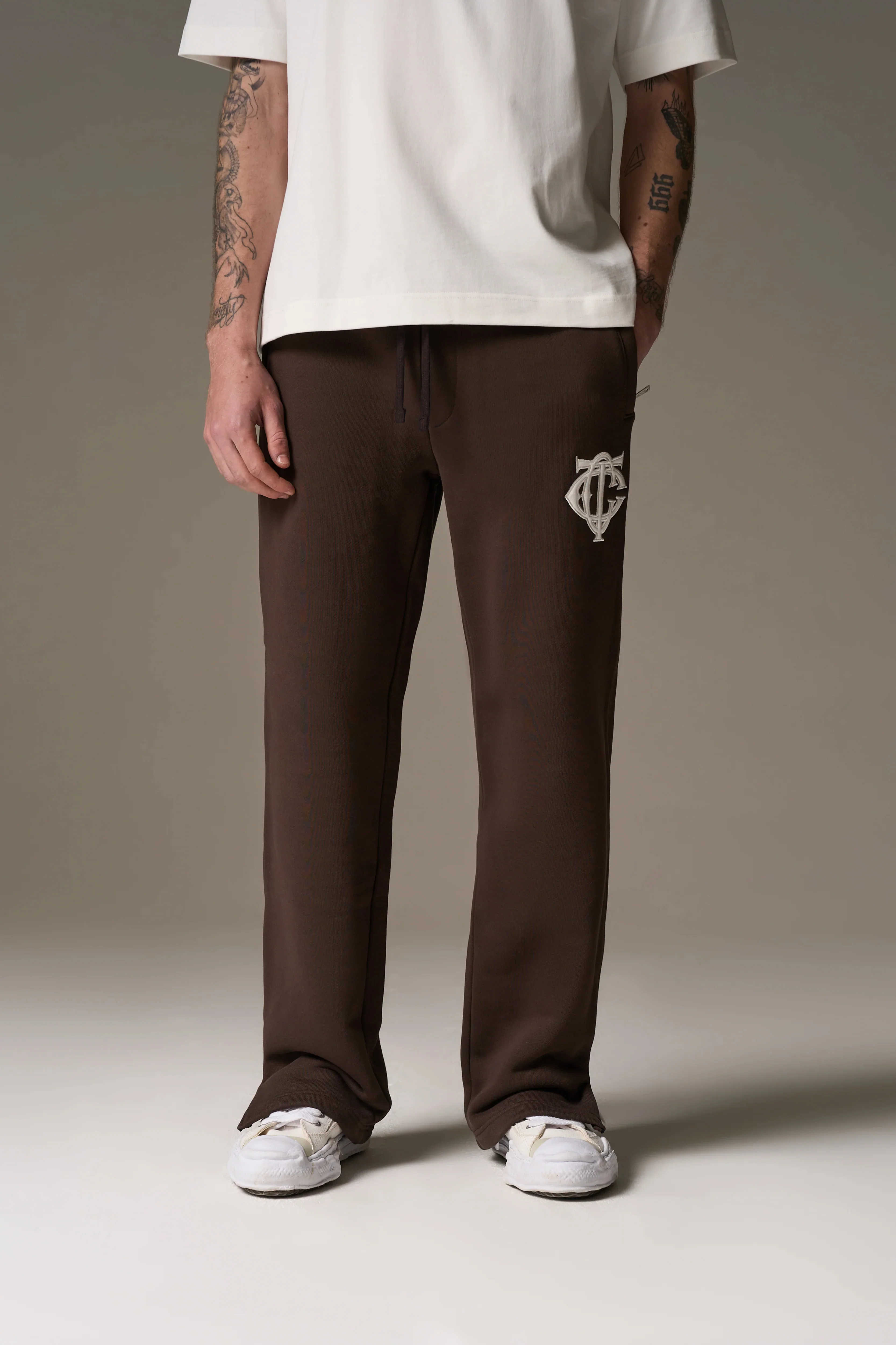HEAVYWEIGHT MONOGRAM EMBLEM JOGGERS - BROWN