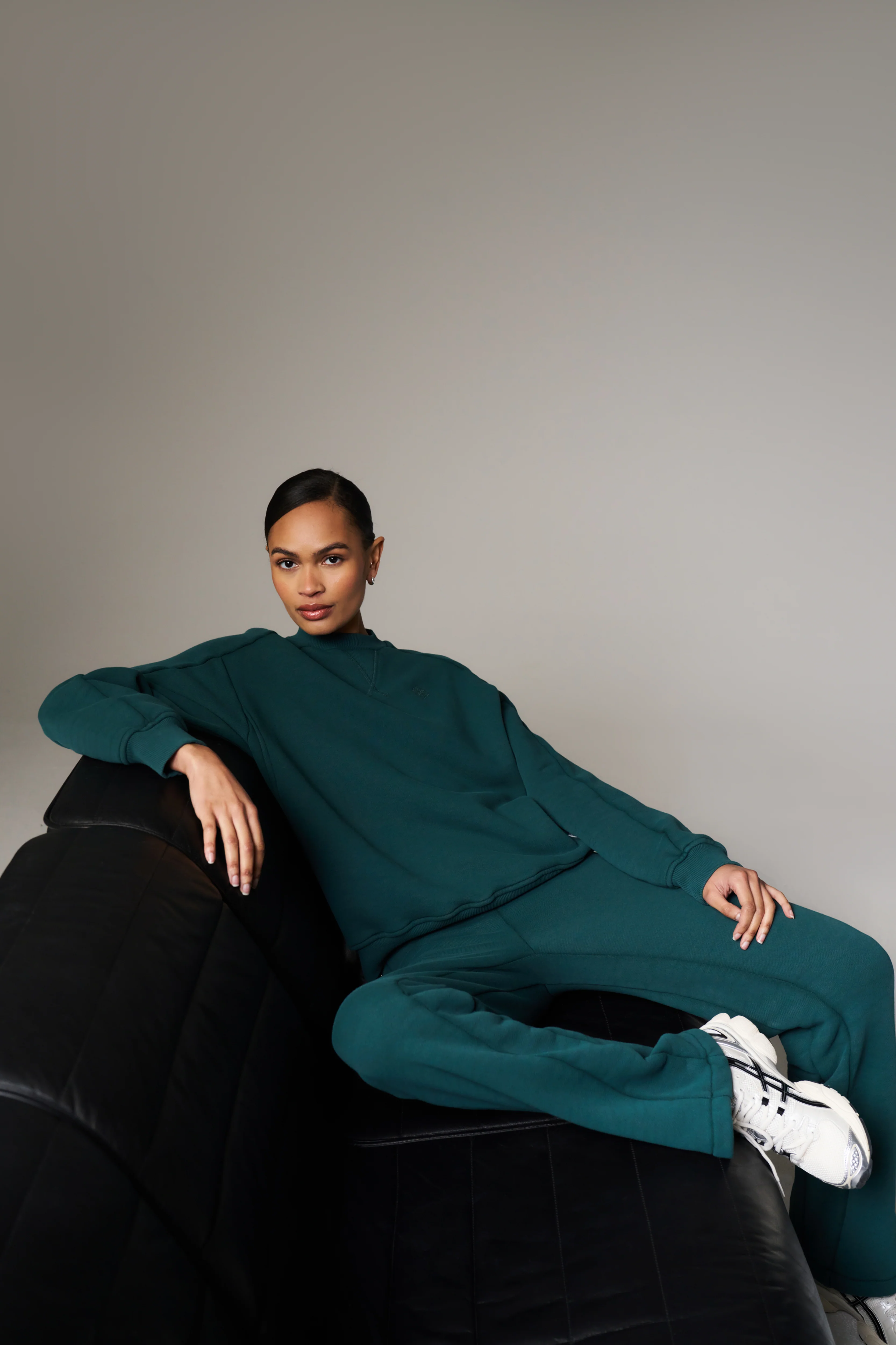 LAUNDERED CLASSICS SEAM DETAIL SWEATSHIRT - GREEN