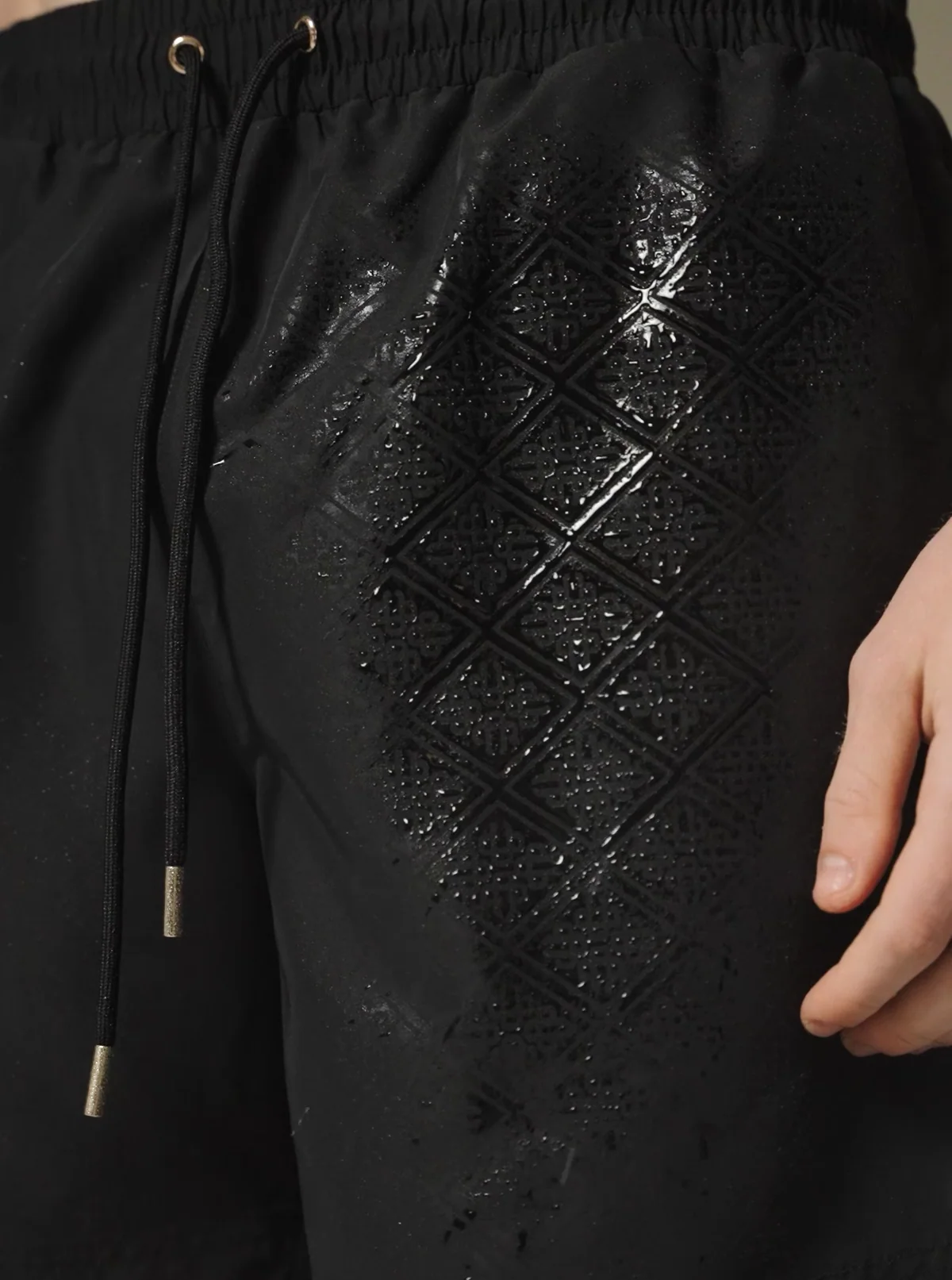 WATER REACTIVE EMBLEM SWIM SHORT - BLACK