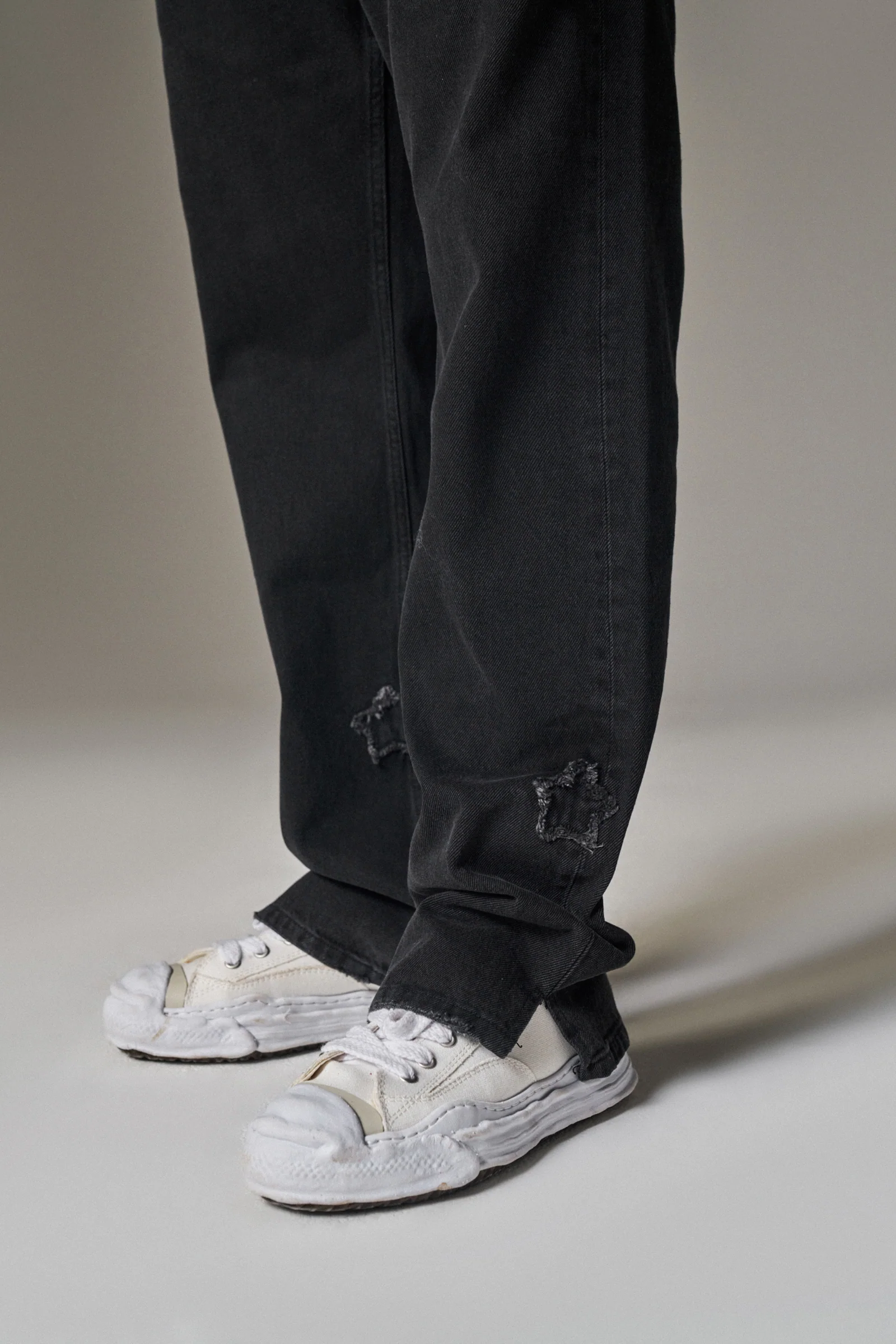 STAR APPLIQUE DENIM JEANS - WASHED BLACK