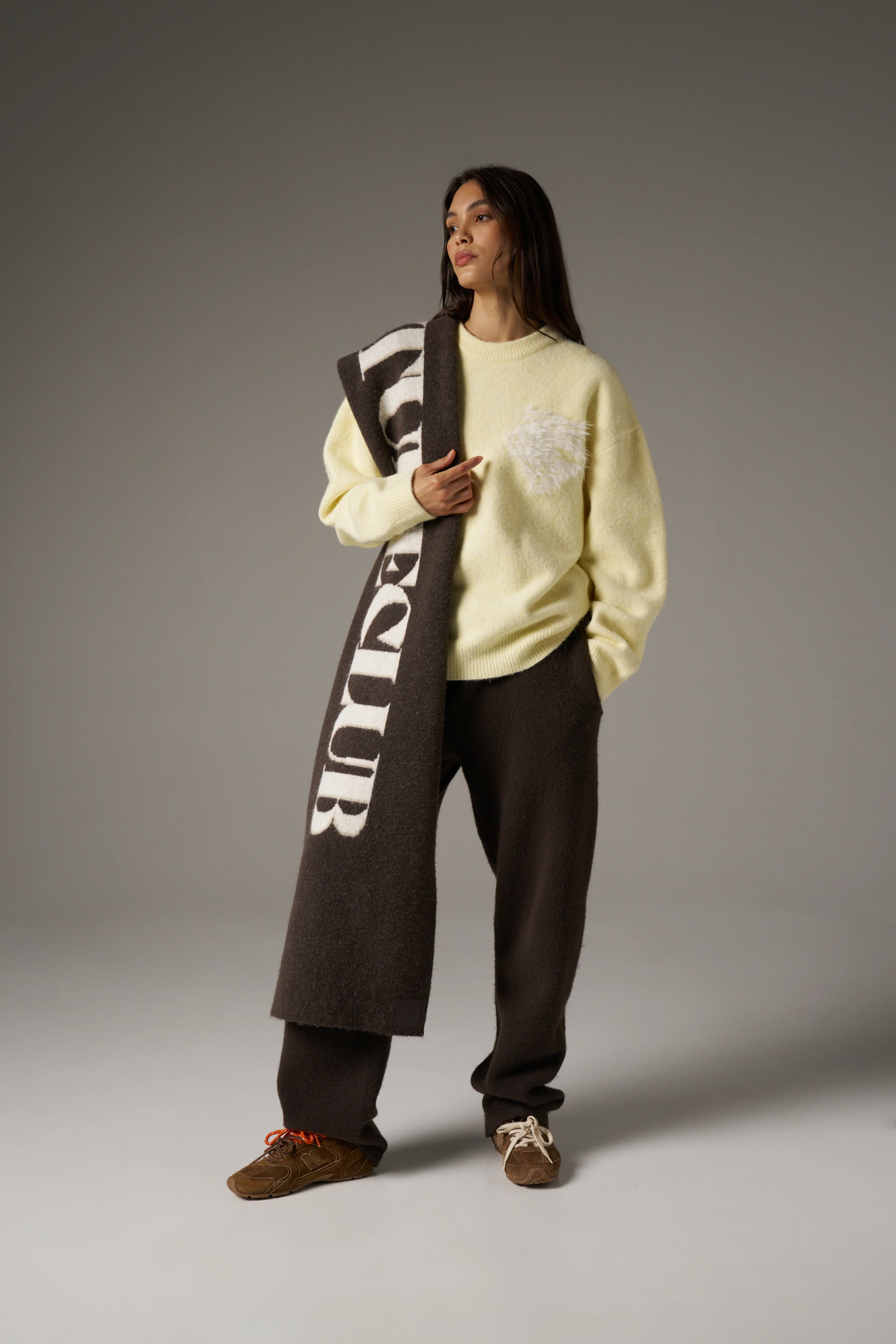 COPYRIGHT KNIT SCARF - BROWN