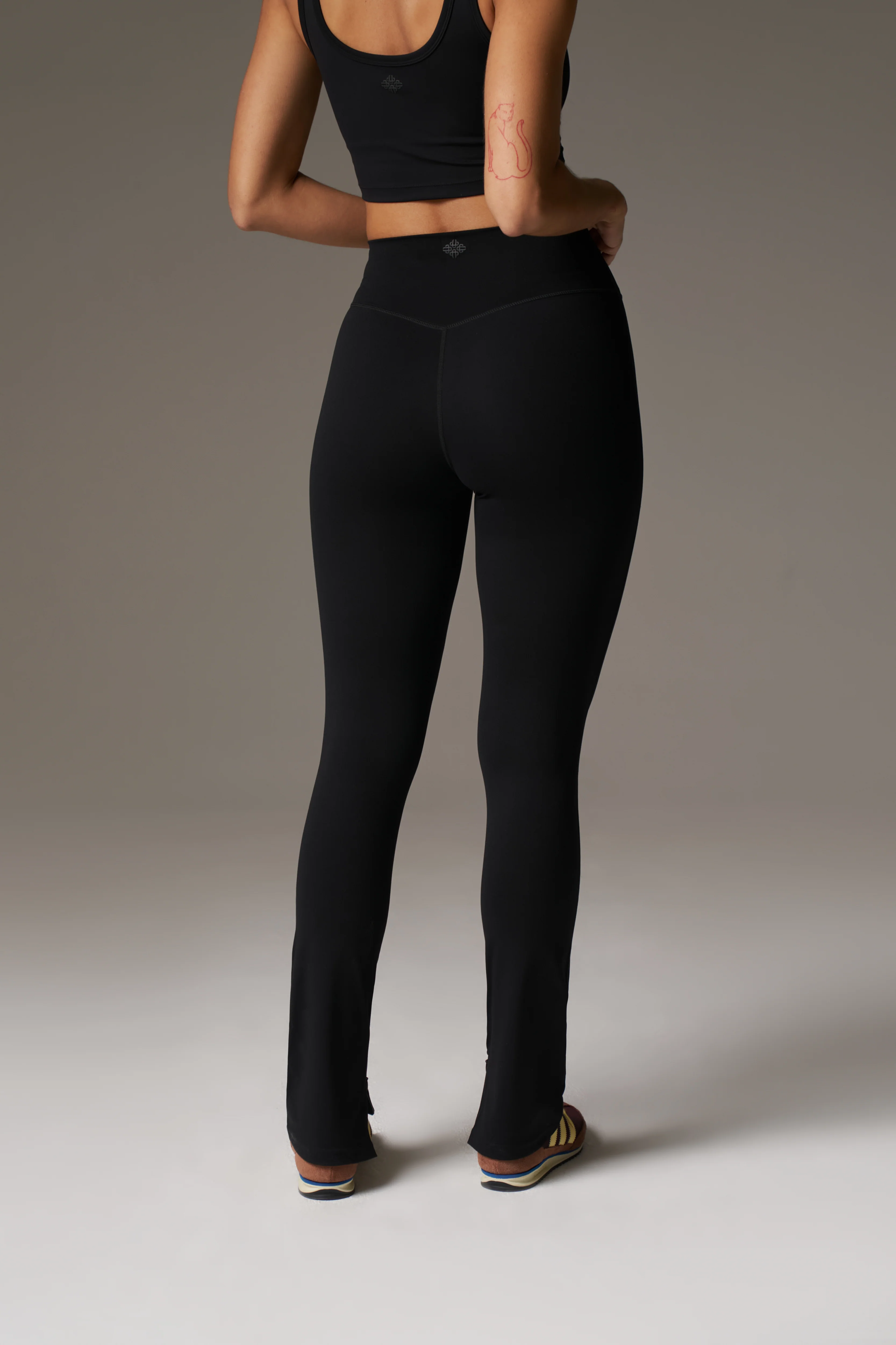 SCULPTING STRETCH ZIP HEM LEGGINGS - BLACK