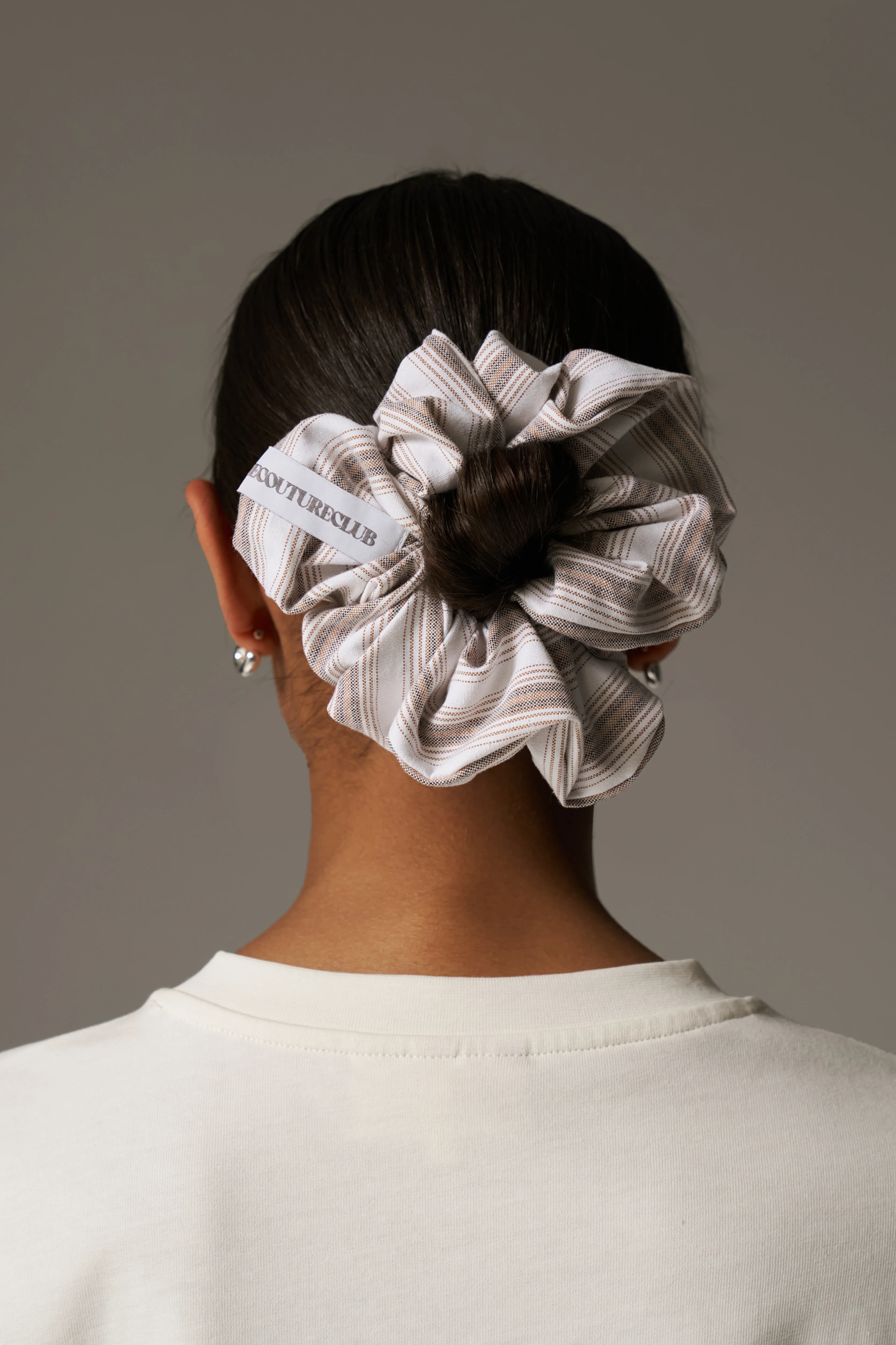 STRIPE BRANDED SCRUNCHIE - BEIGE
