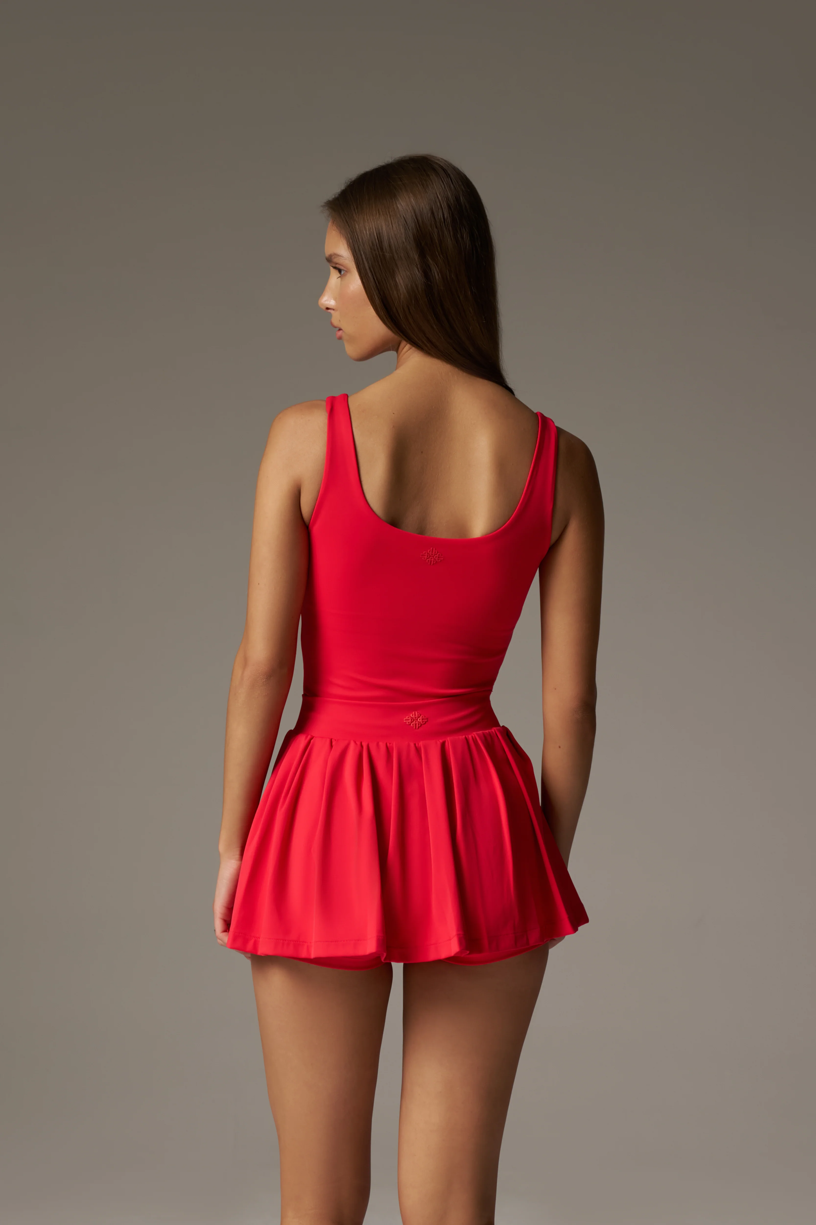 SCULPTING STRETCH SCOOP NECK SPORTS TOP - RED