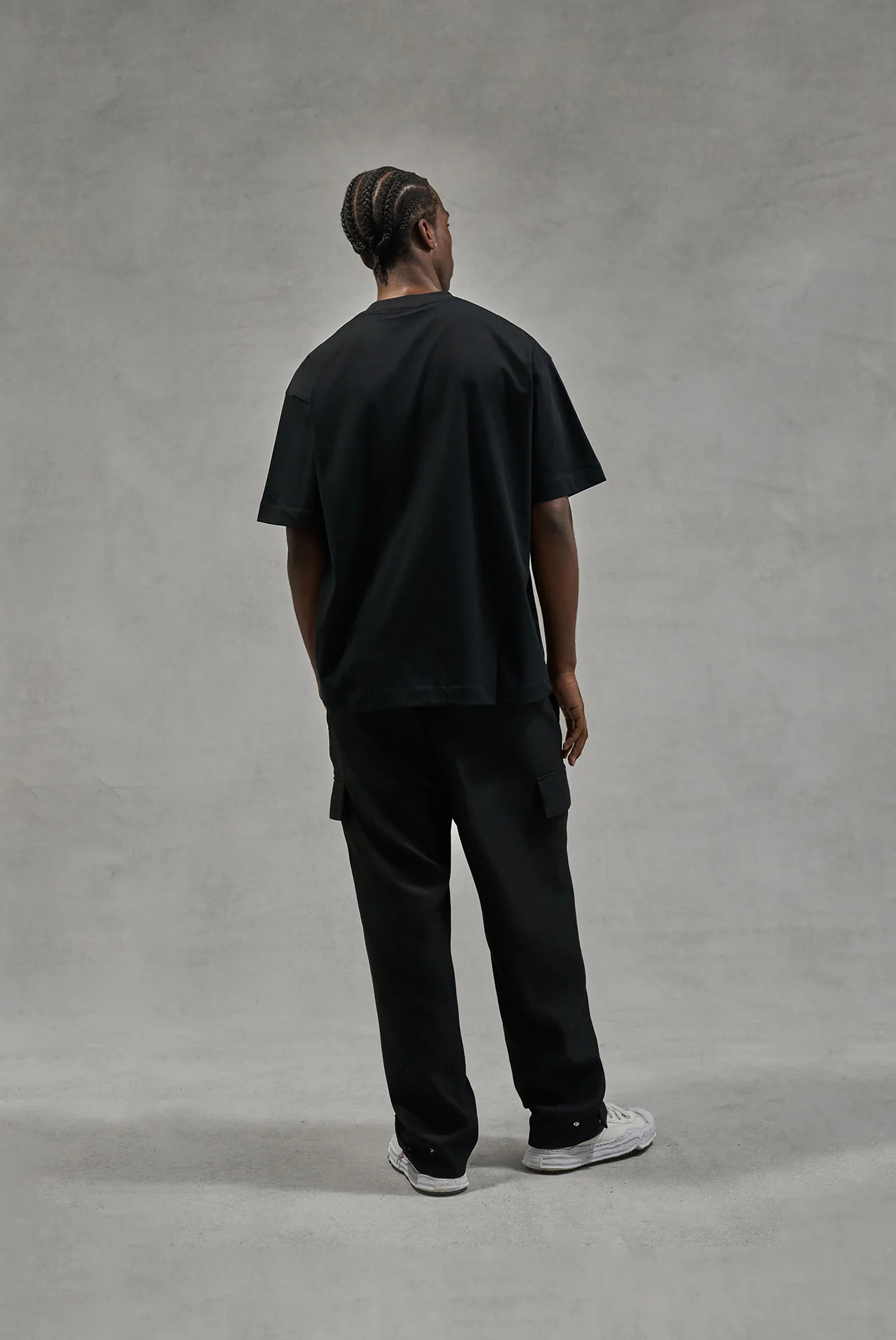 TONAL EMBLEM RELAXED T-SHIRT - BLACK