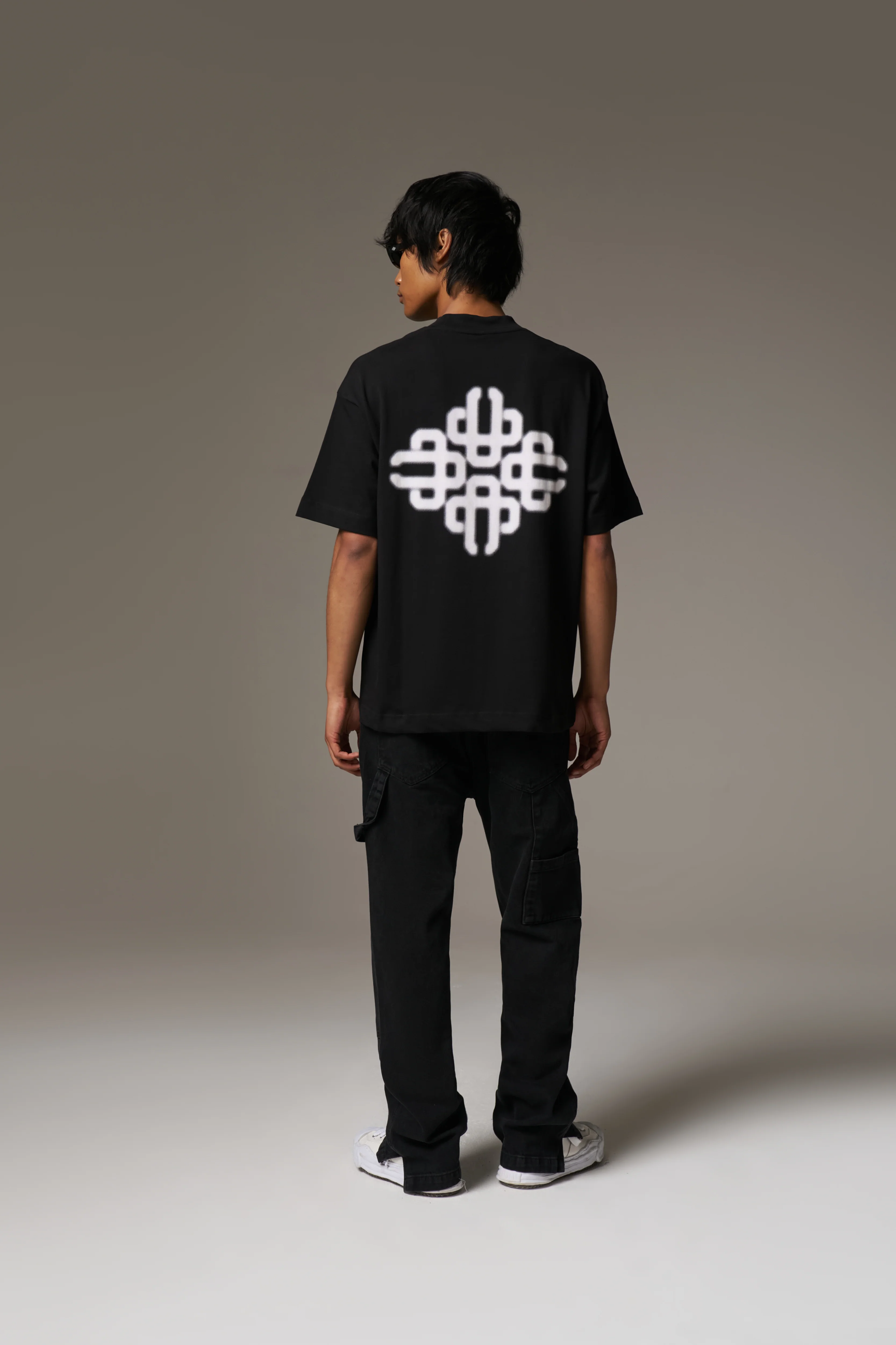 BLURRED GRAPHIC EMBLEM T-SHIRT - BLACK