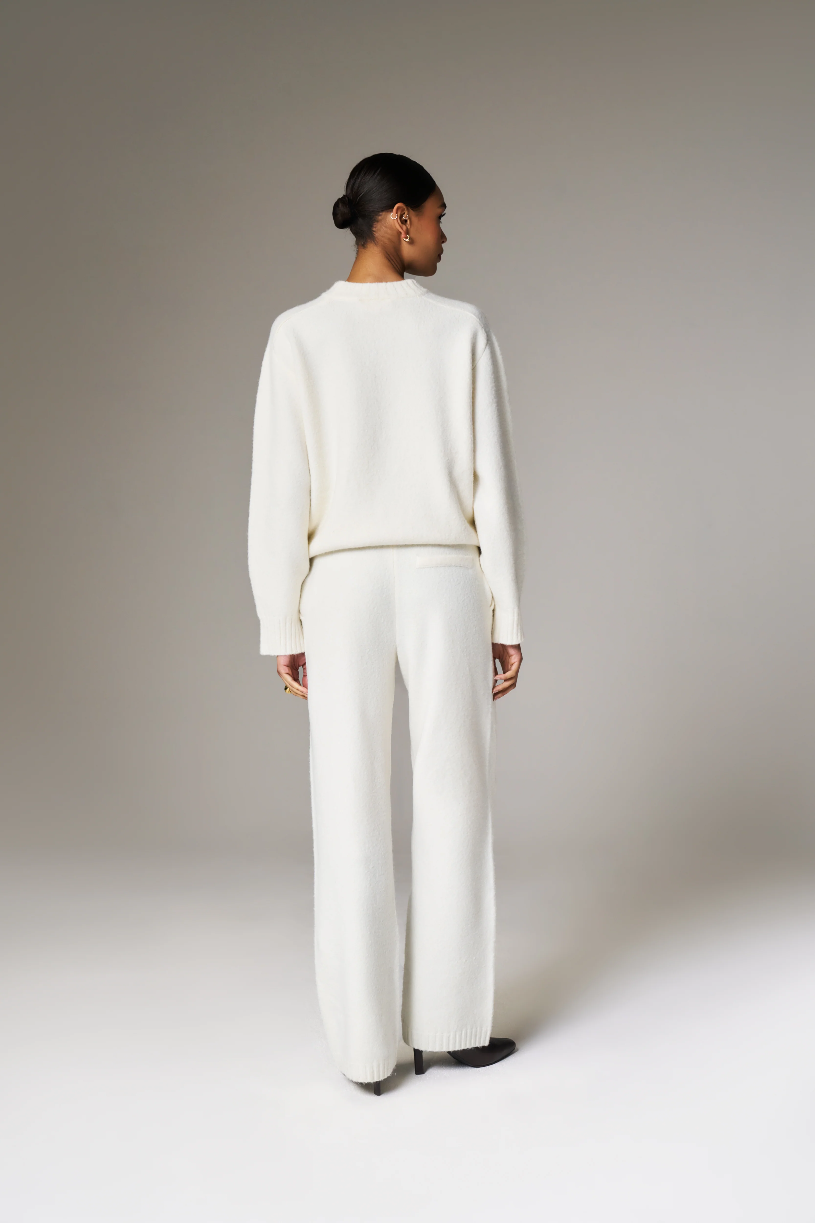 FLUFFY KNIT EMBLEM CARDIGAN - OFF-WHITE