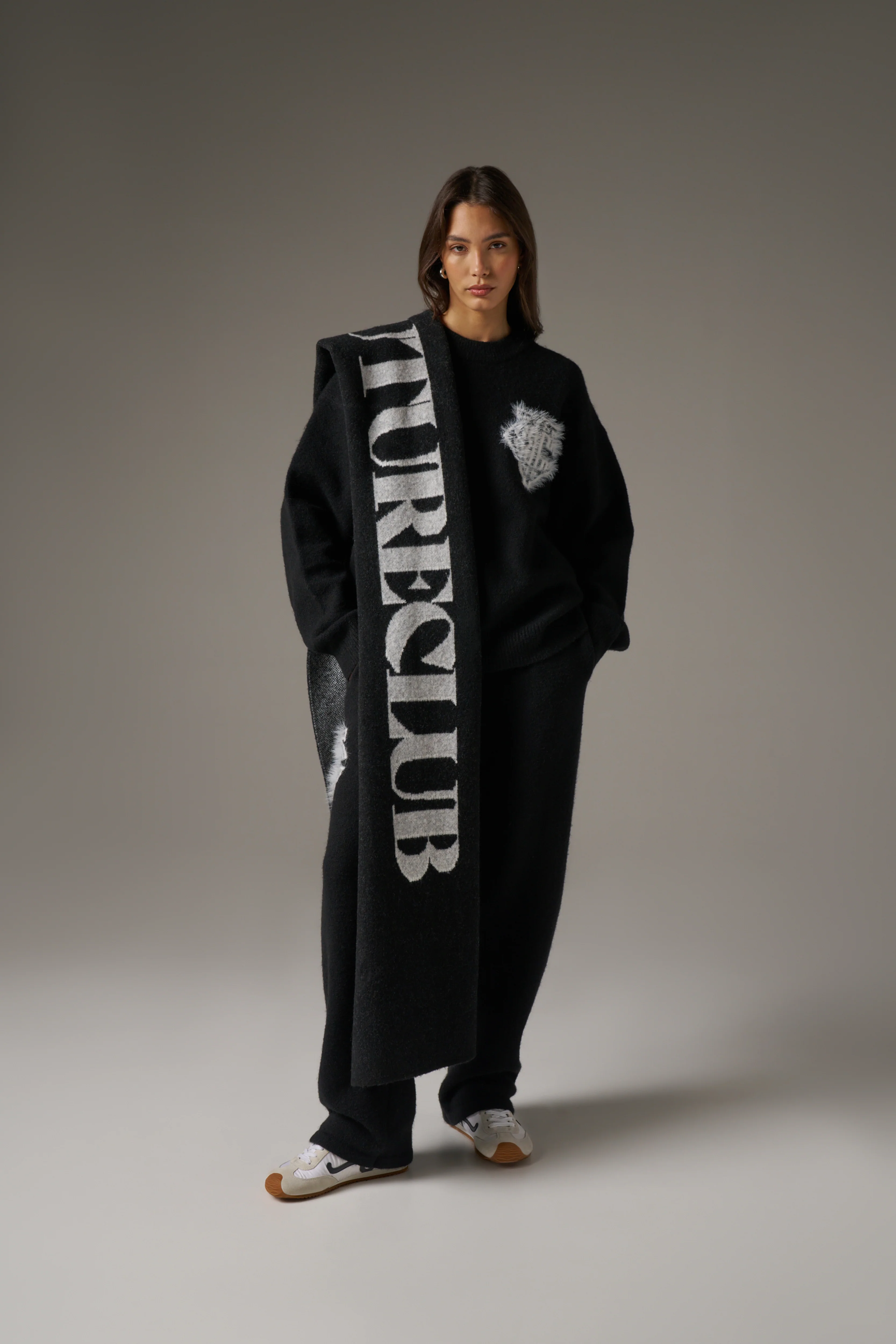 MONOGRAM EMBLEM FLUFFY KNIT CREW - BLACK