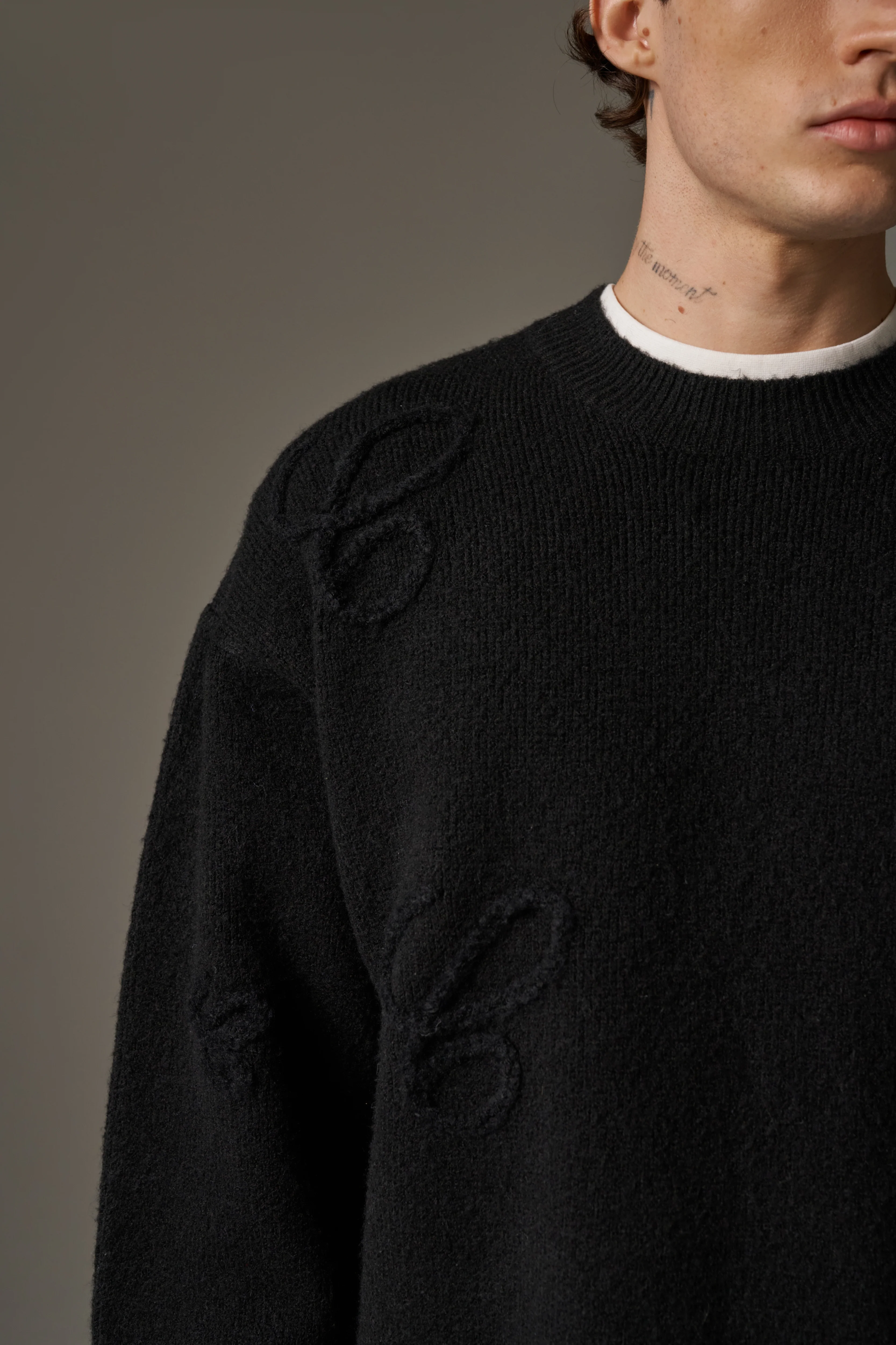 SCRIPT APPLIQUE JUMPER - BLACK