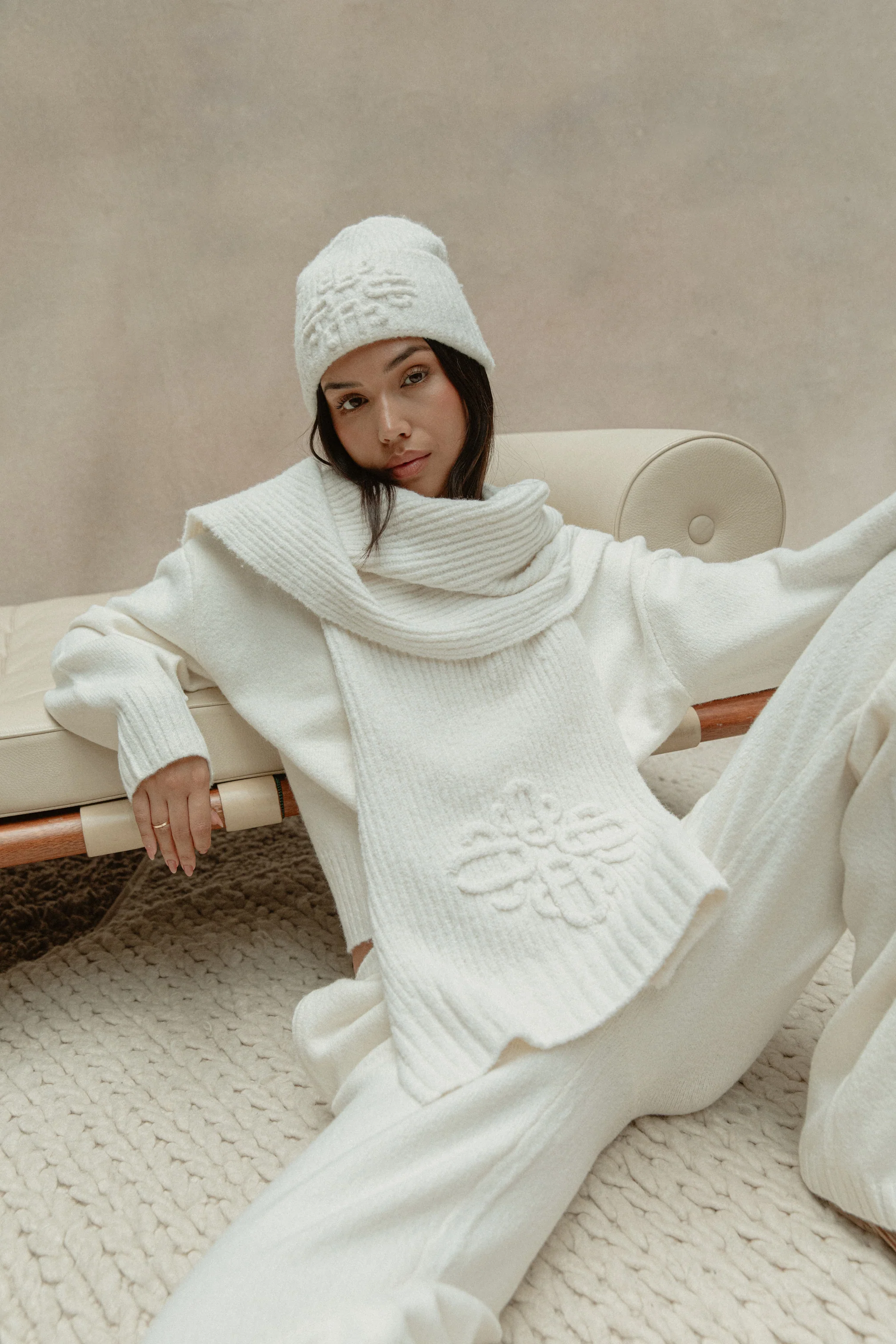 EMBLEM KNITTED SCARF - OFF WHITE