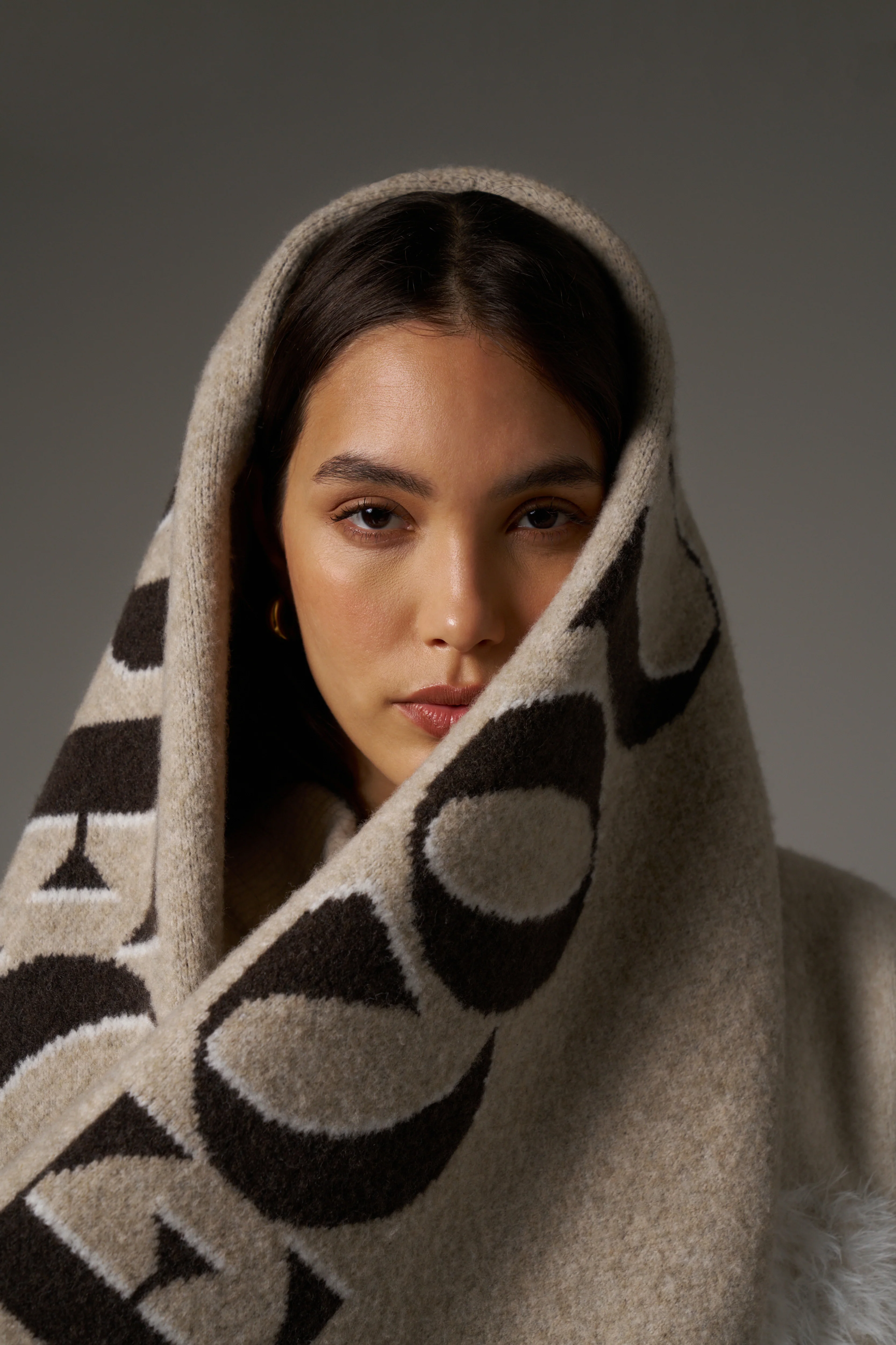 FLUFFY KNIT COPYRIGHT SCARF - BEIGE