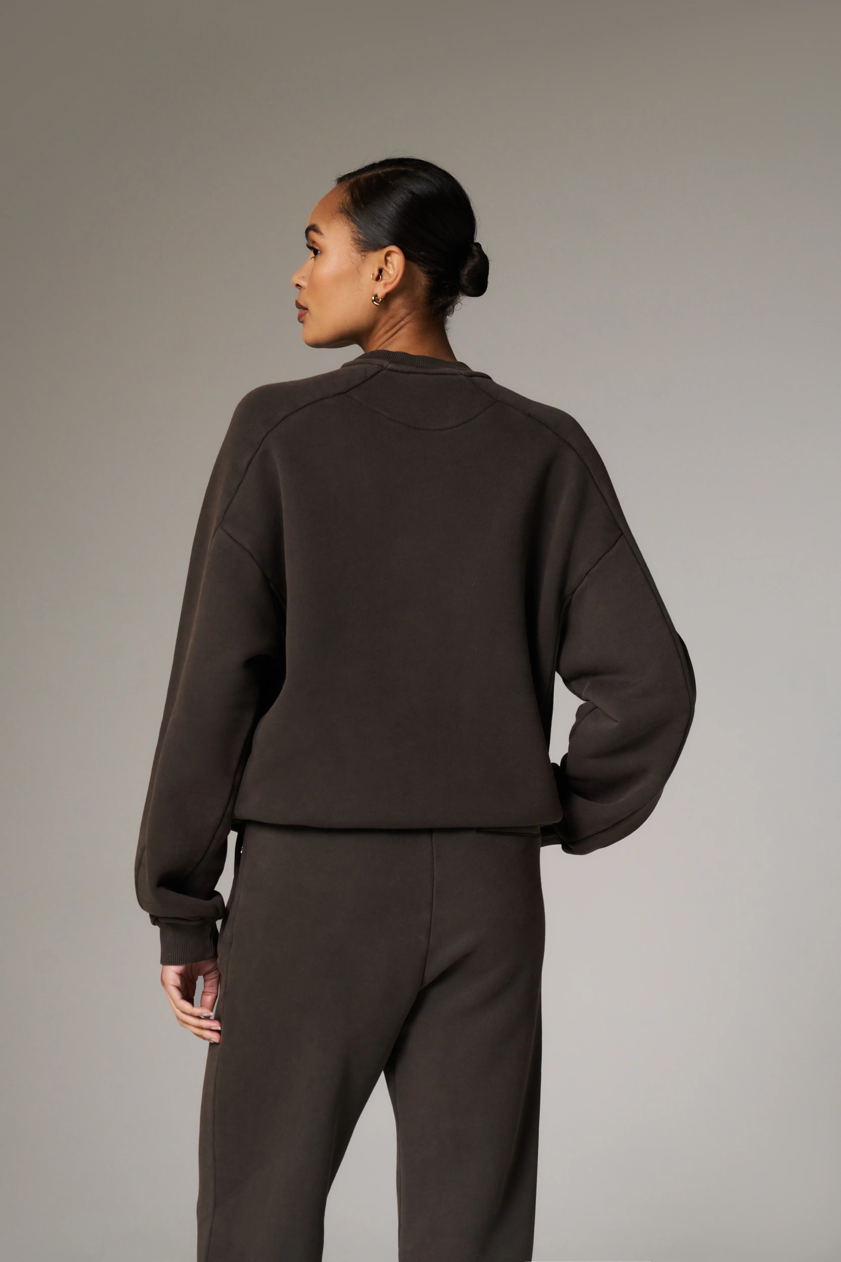 LAUNDERED CLASSICS SEAM DETAIL SWEATSHIRT - WASHED BROWN