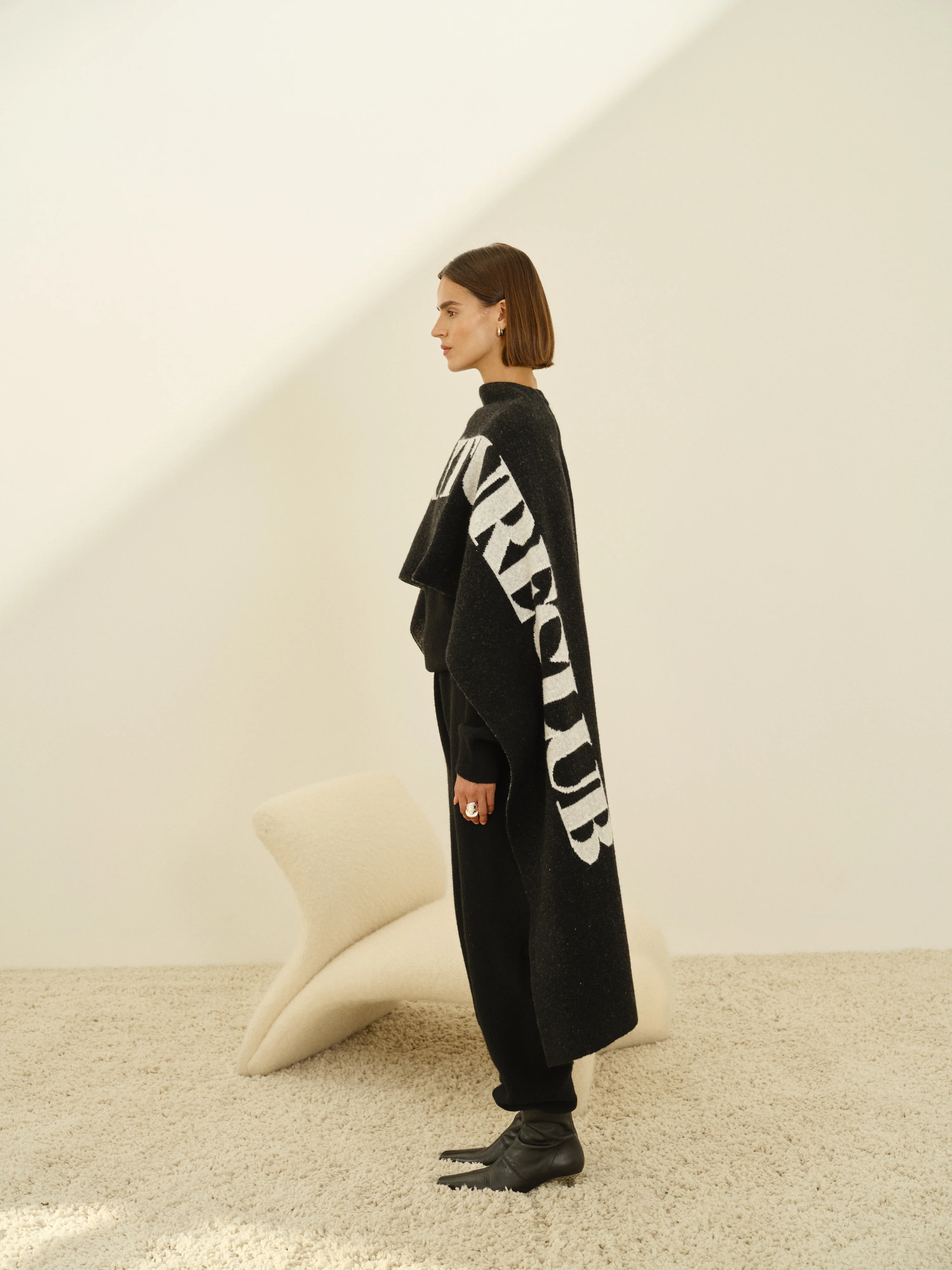 FLUFFY KNIT COPYRIGHT SCARF - BLACK