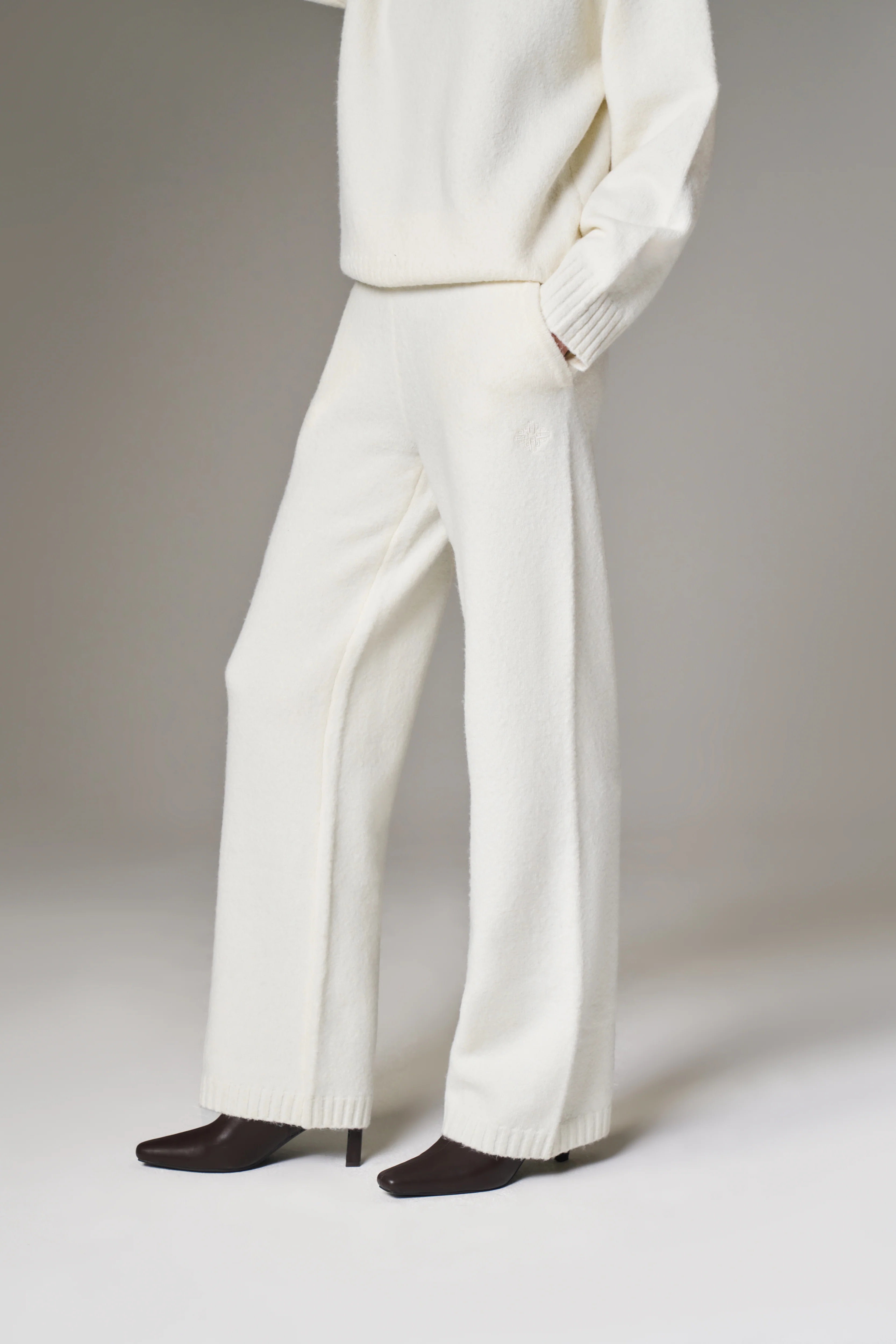 FLUFFY KNIT EMBLEM EMBROIDERED JOGGER - OFF-WHITE