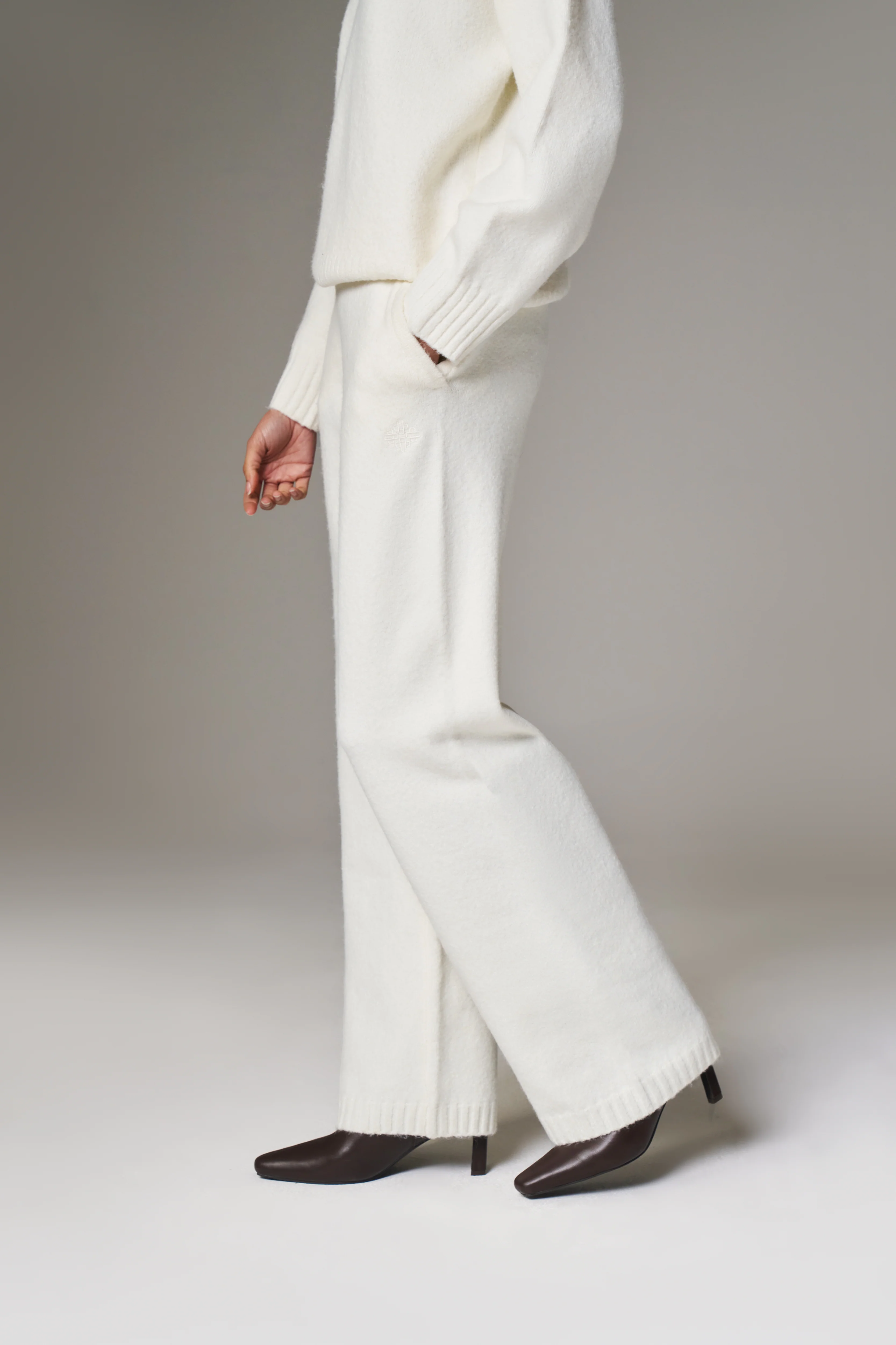 FLUFFY KNIT EMBLEM EMBROIDERED JOGGER - OFF-WHITE