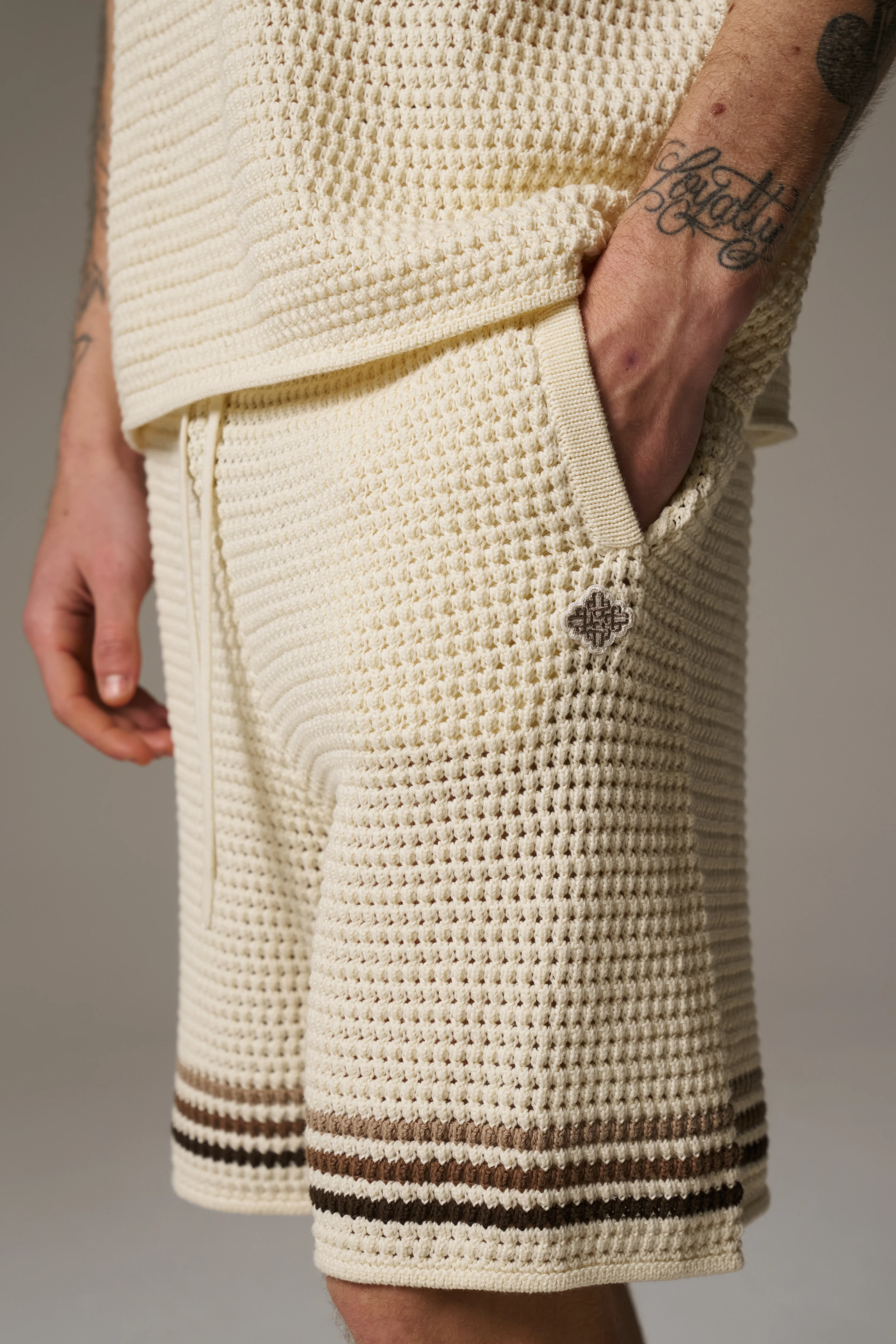 STRIPE CROCHET KNIT SHORTS - OFF WHITE