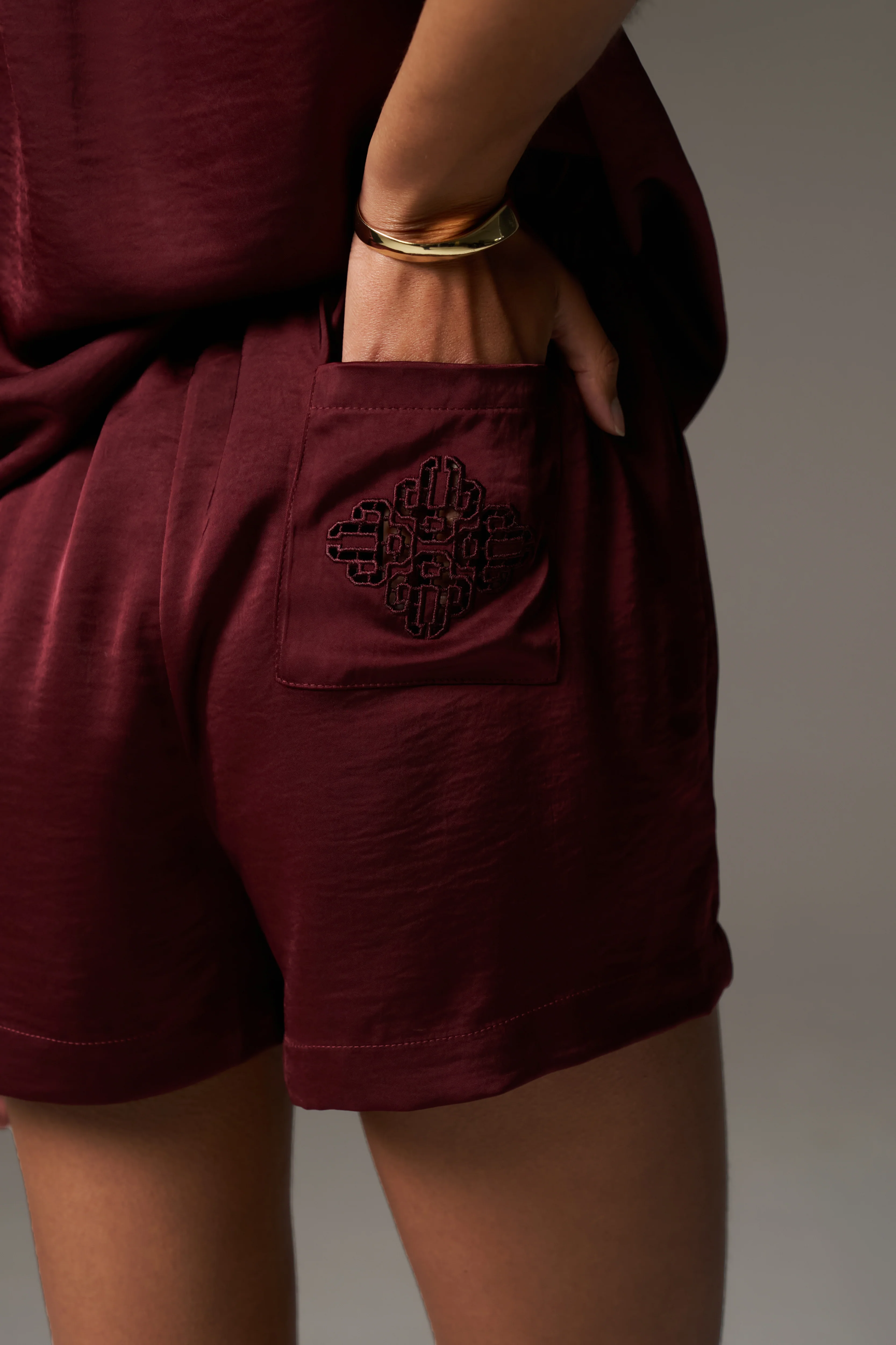 SATIN EMBLEM SHORTS - BURGUNDY