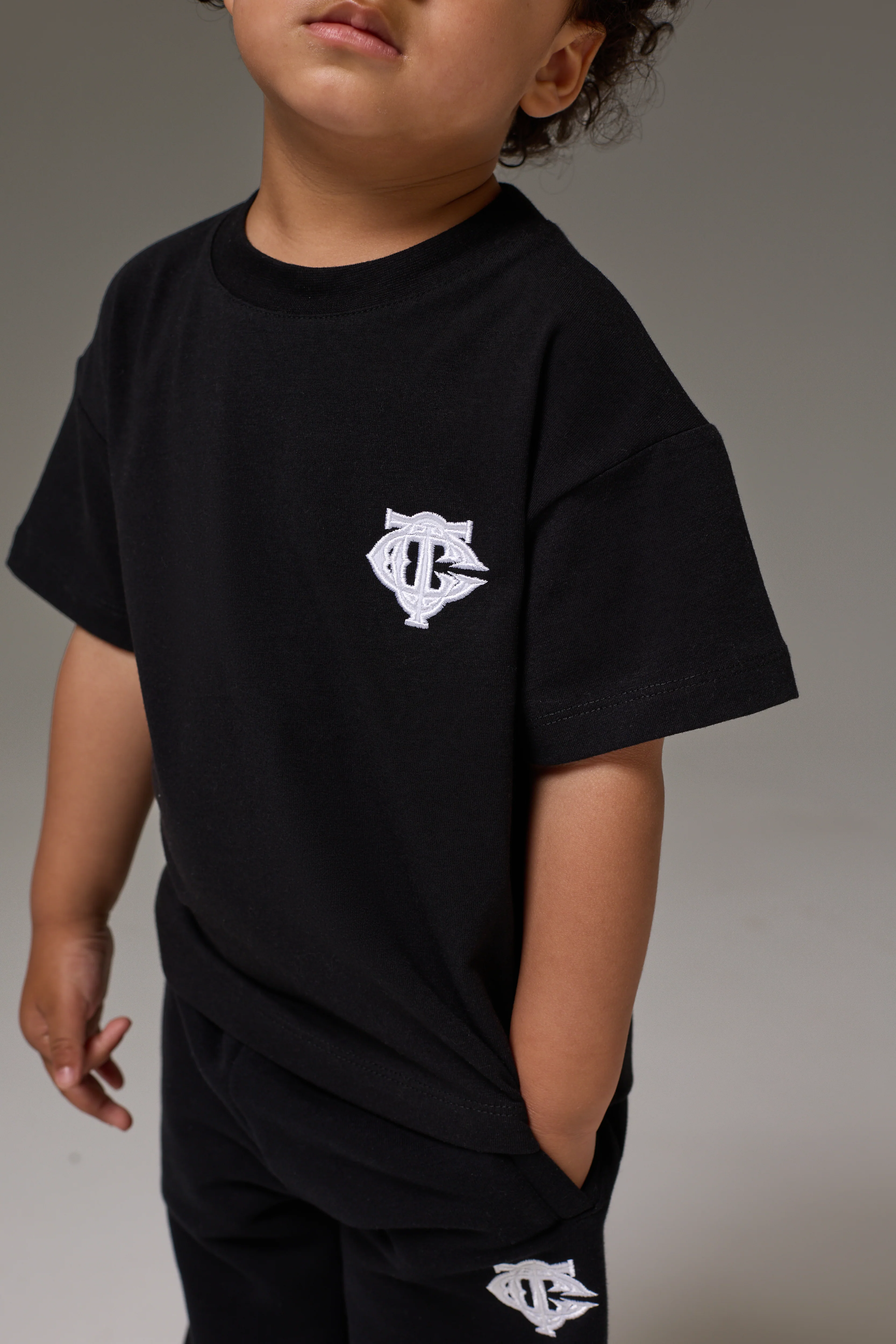 KIDS MONOGRAM EMBLEM APPLIQUE T-SHIRT - BLACK
