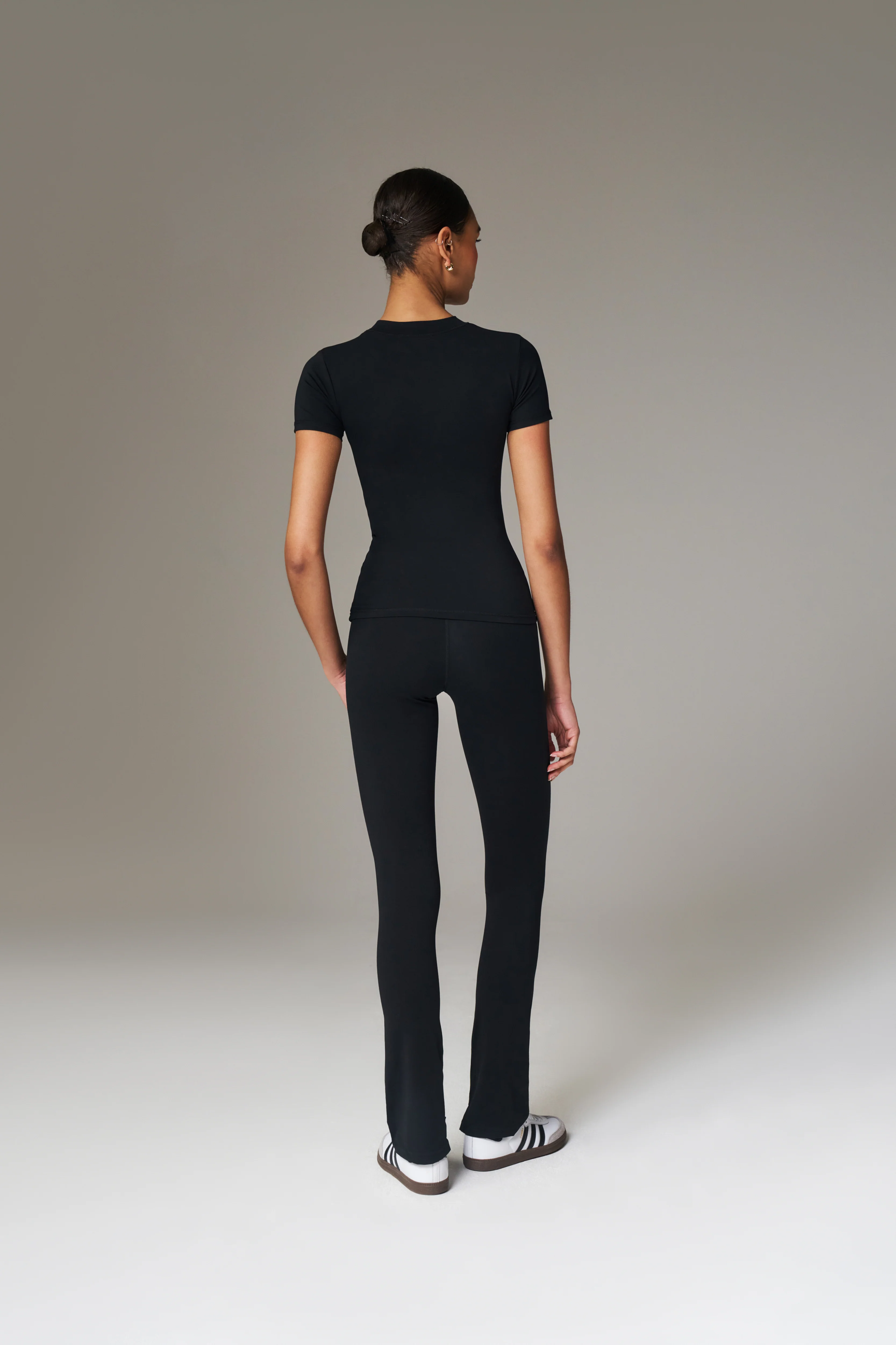 SCULPTING STRETCH EMBLEM BABY TEE - BLACK