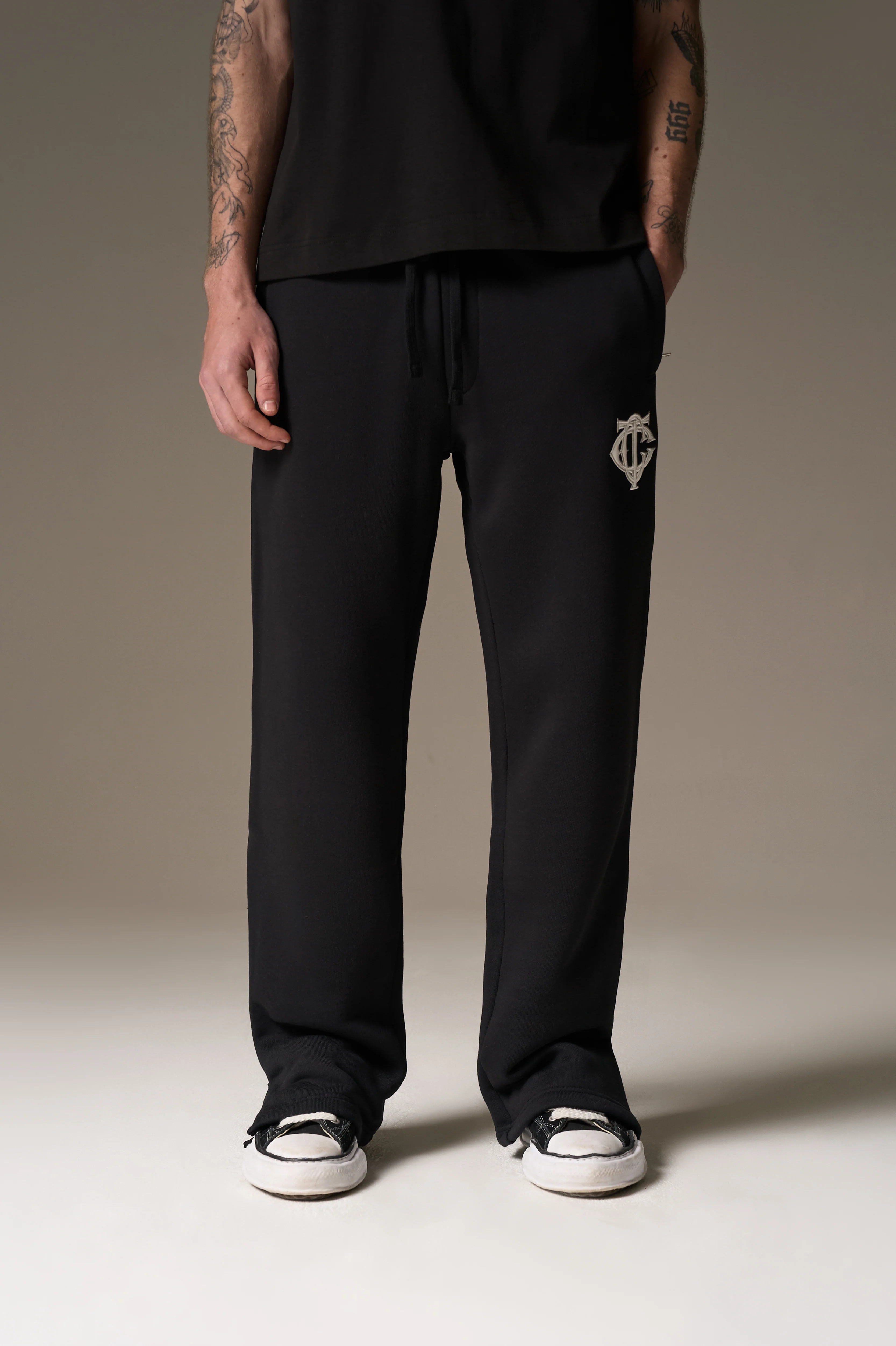 HEAVYWEIGHT MONOGRAM EMBLEM JOGGERS - BLACK
