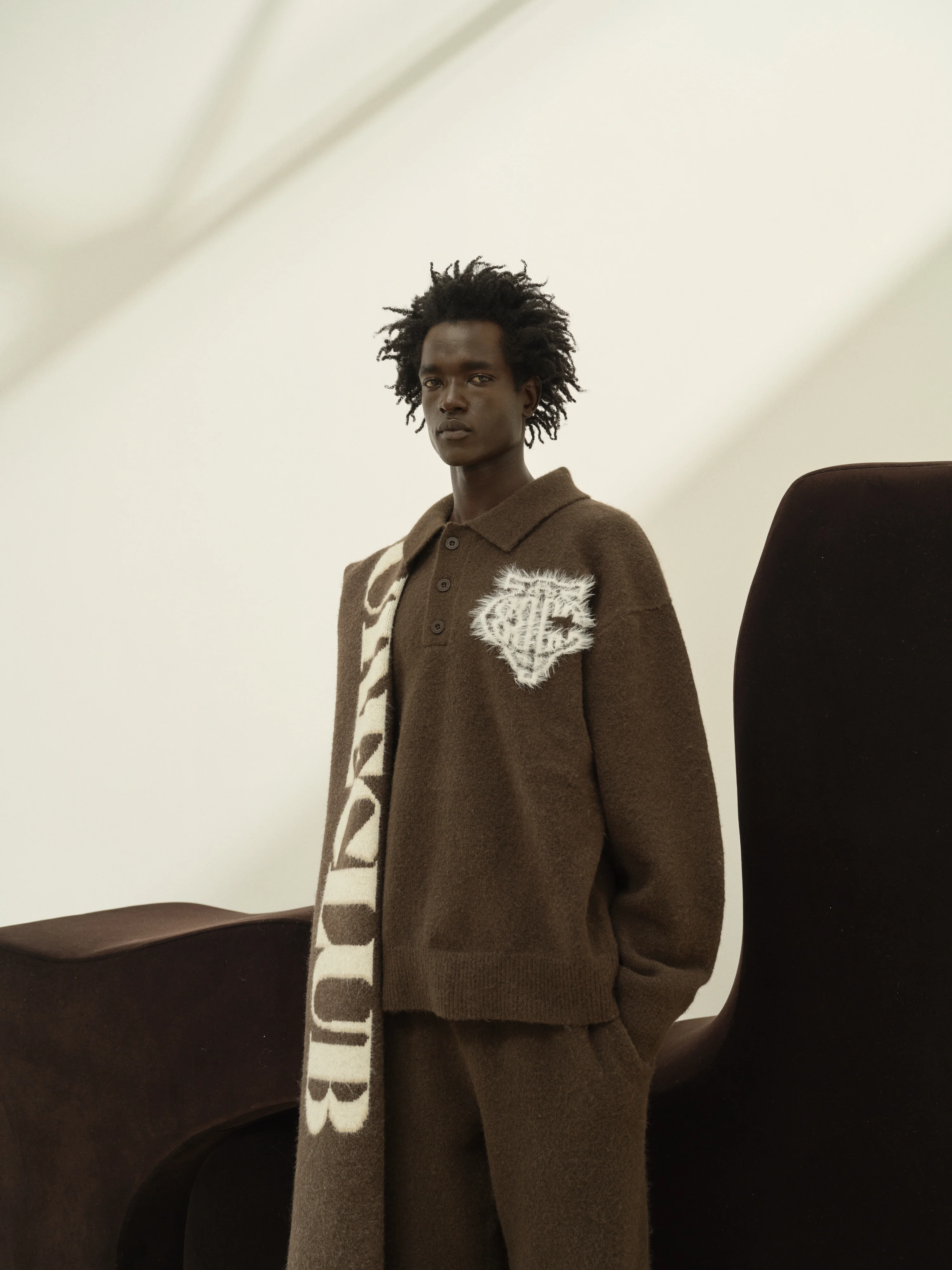 MONOGRAM EMBLEM FLUFFY KNIT POLO - BROWN