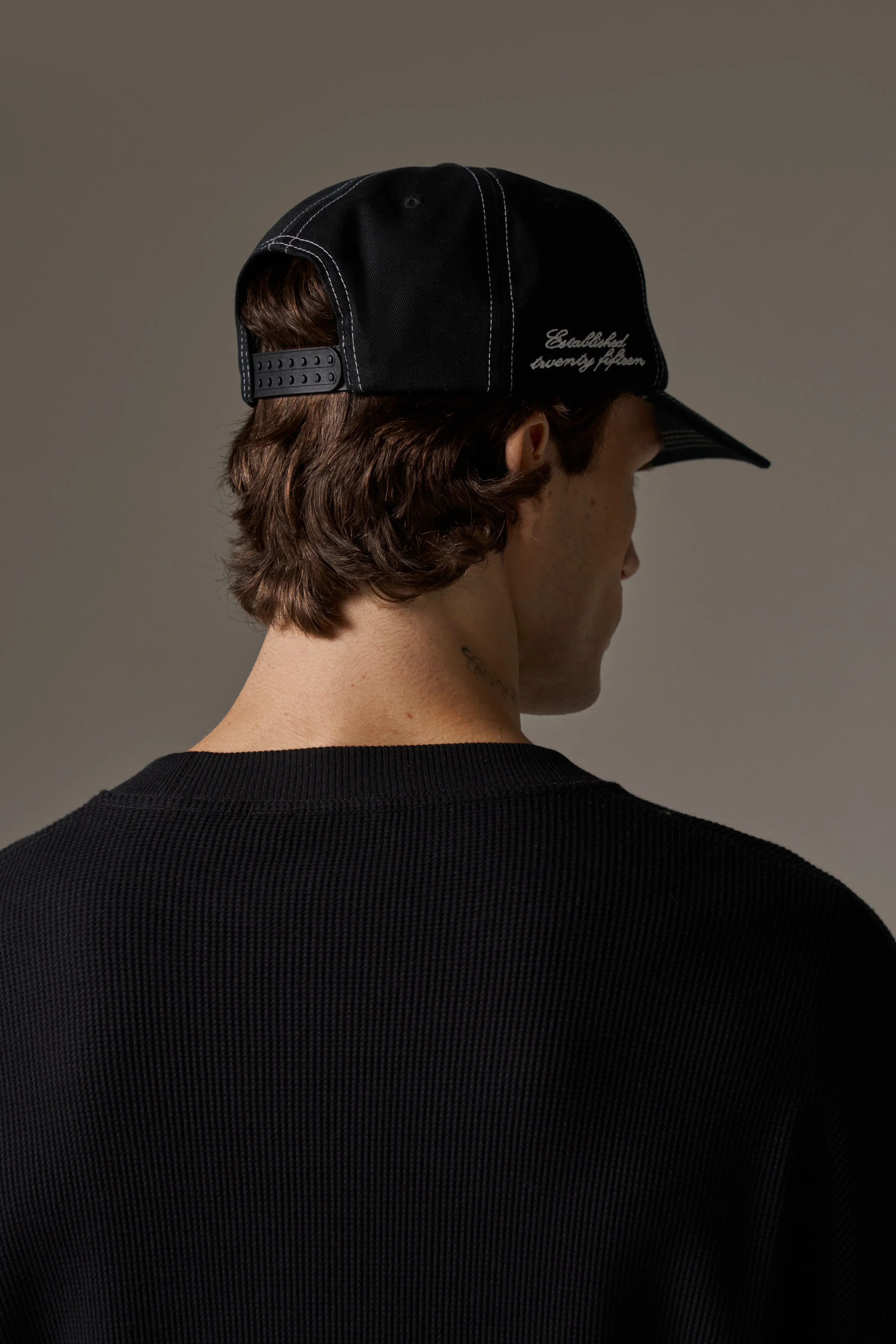 CONTRAST STITCH LAUREL EMBROIDERY CAP - BLACK