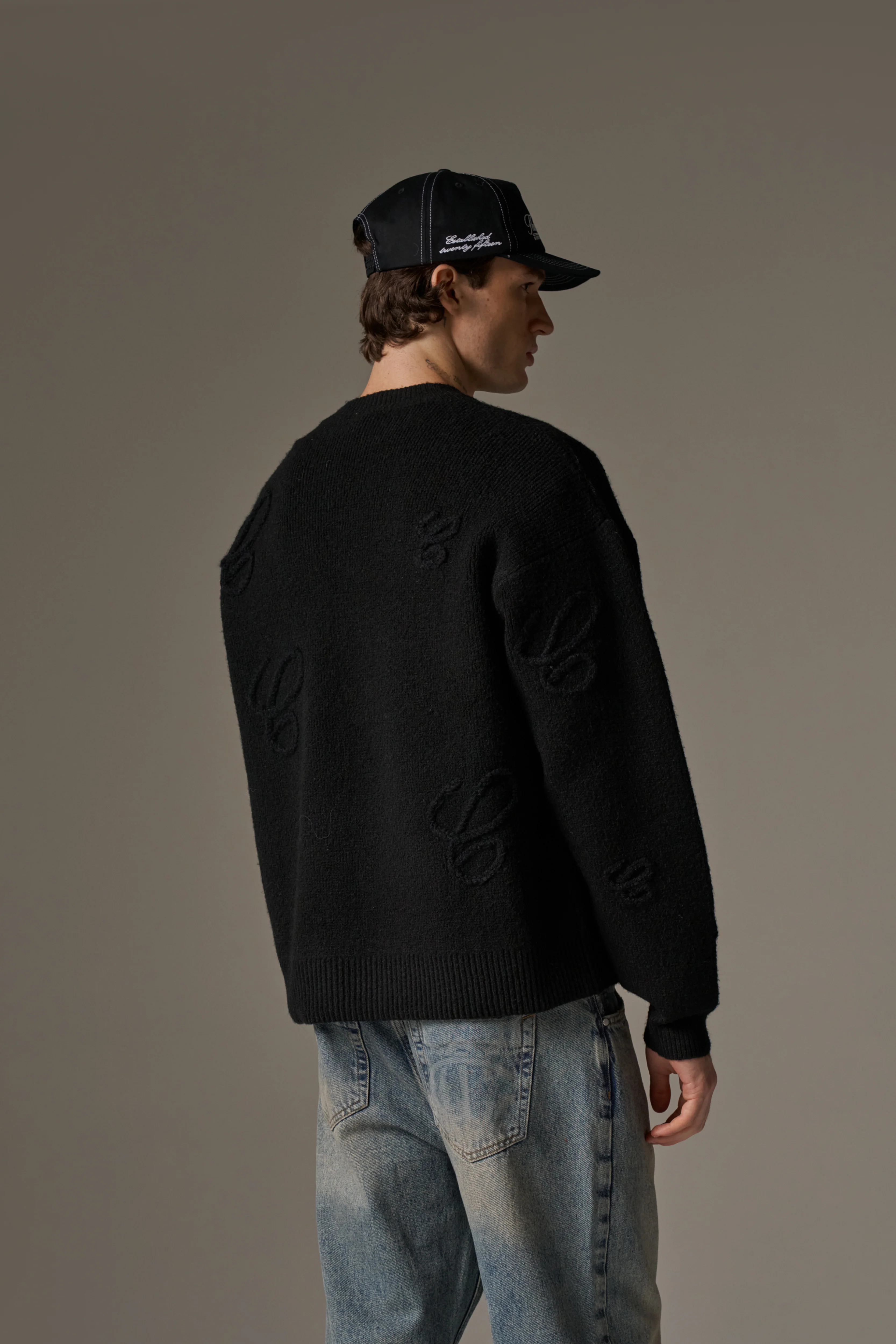 SCRIPT APPLIQUE JUMPER - BLACK