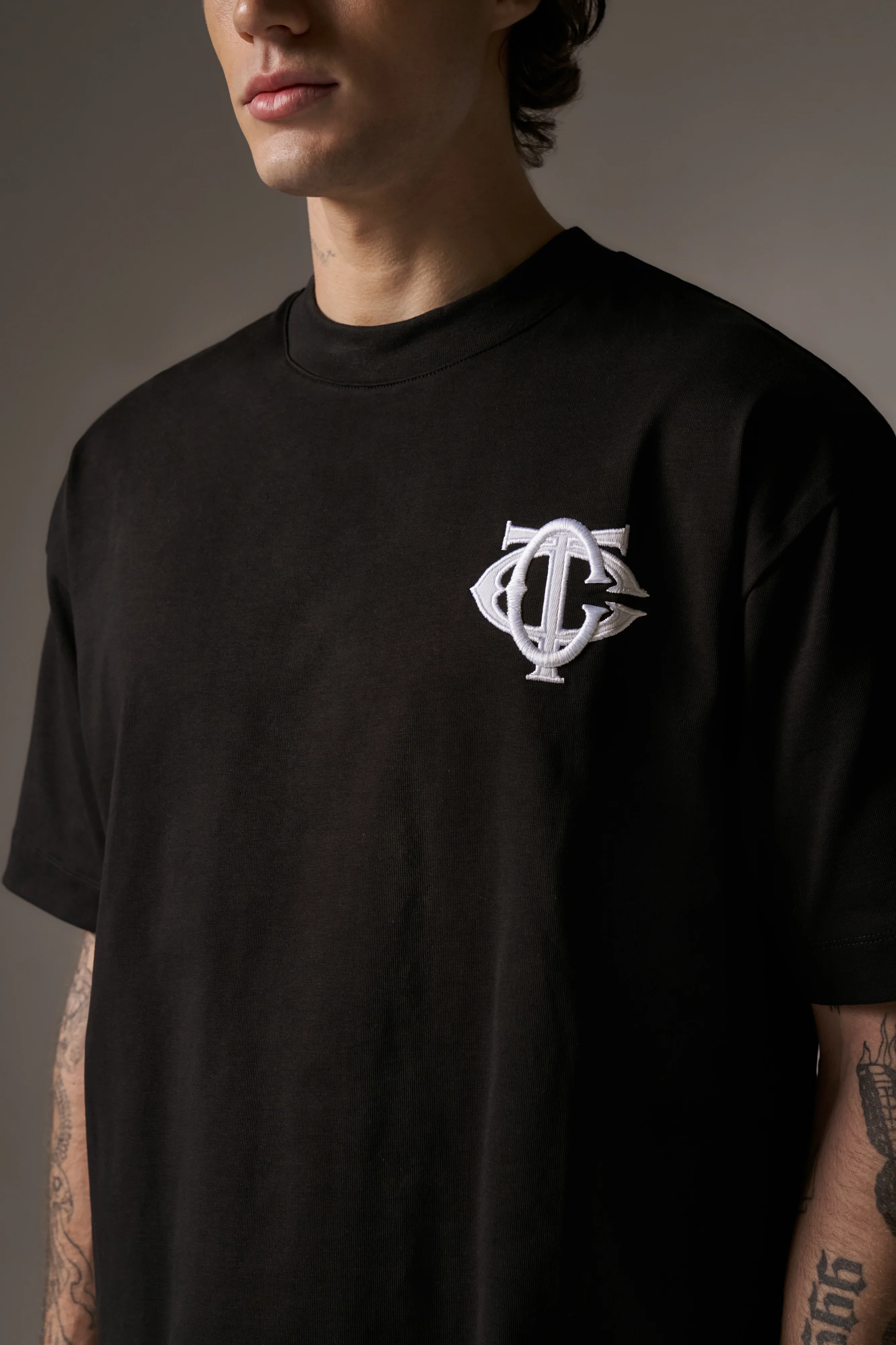 MONOGRAM EMBLEM T-SHIRT - BLACK