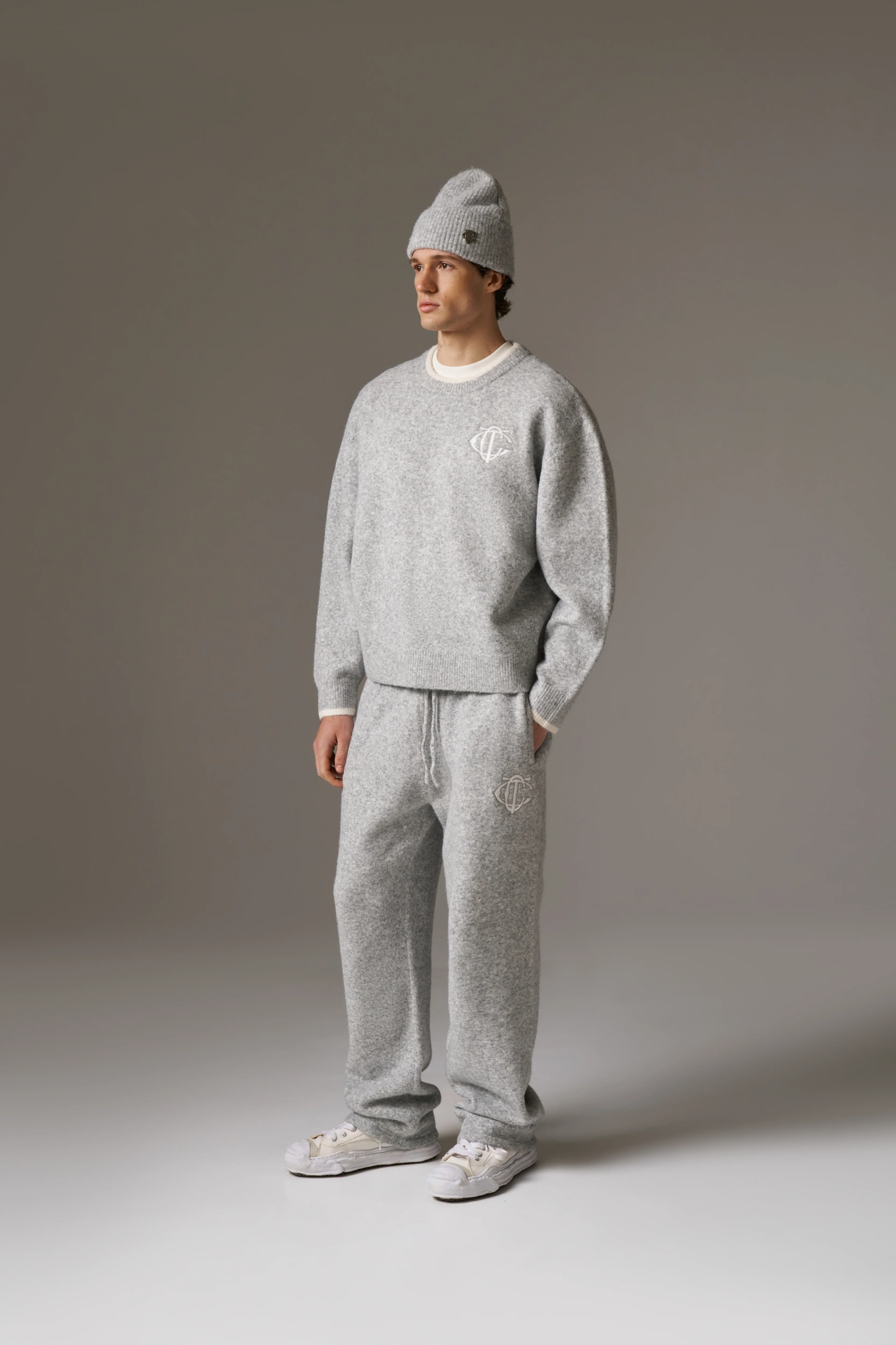 MONOGRAM EMBLEM KNITTED JOGGERS - GREY