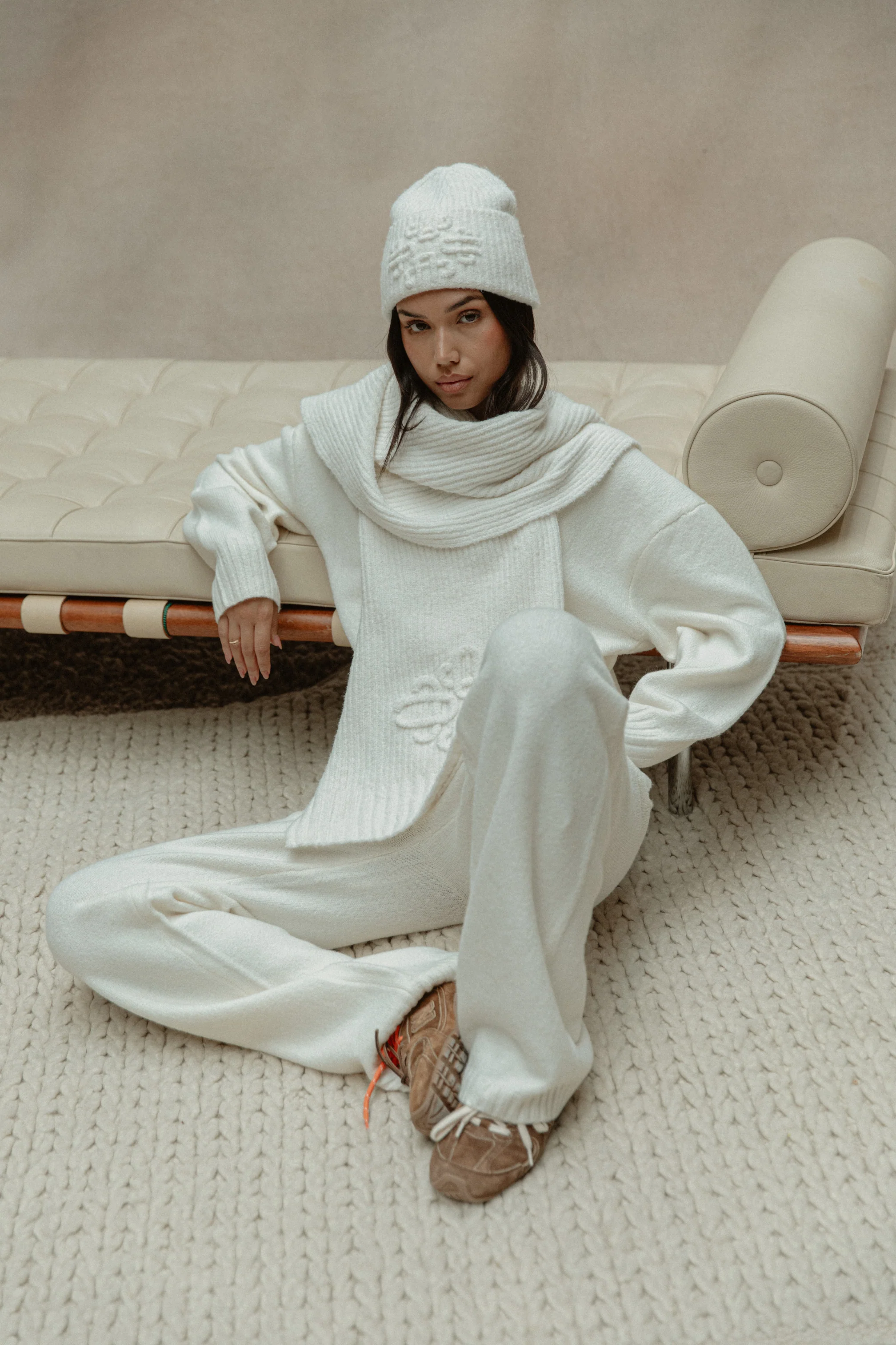 EMBLEM KNITTED SCARF - OFF WHITE