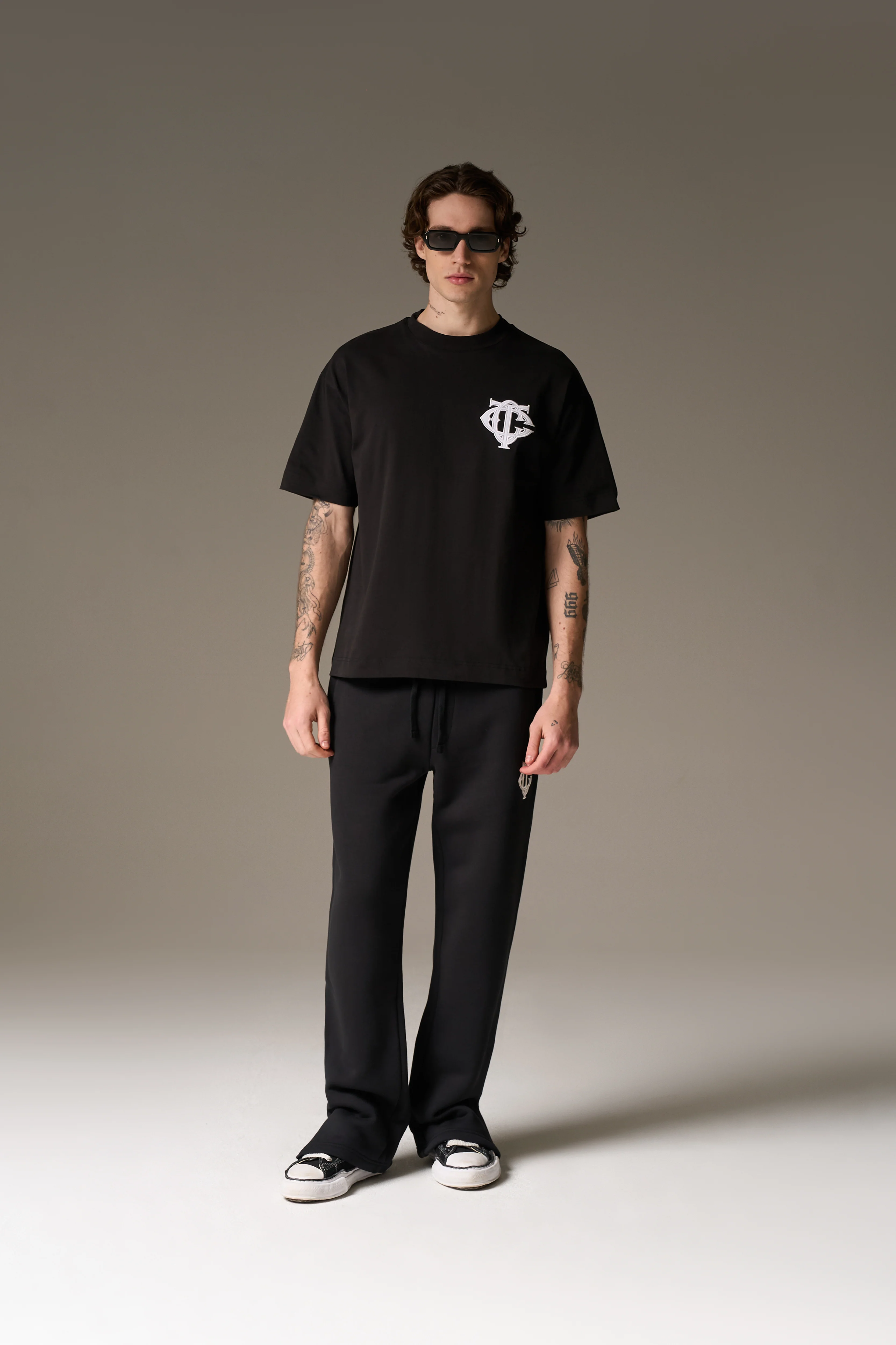 HEAVYWEIGHT MONOGRAM EMBLEM JOGGERS - BLACK
