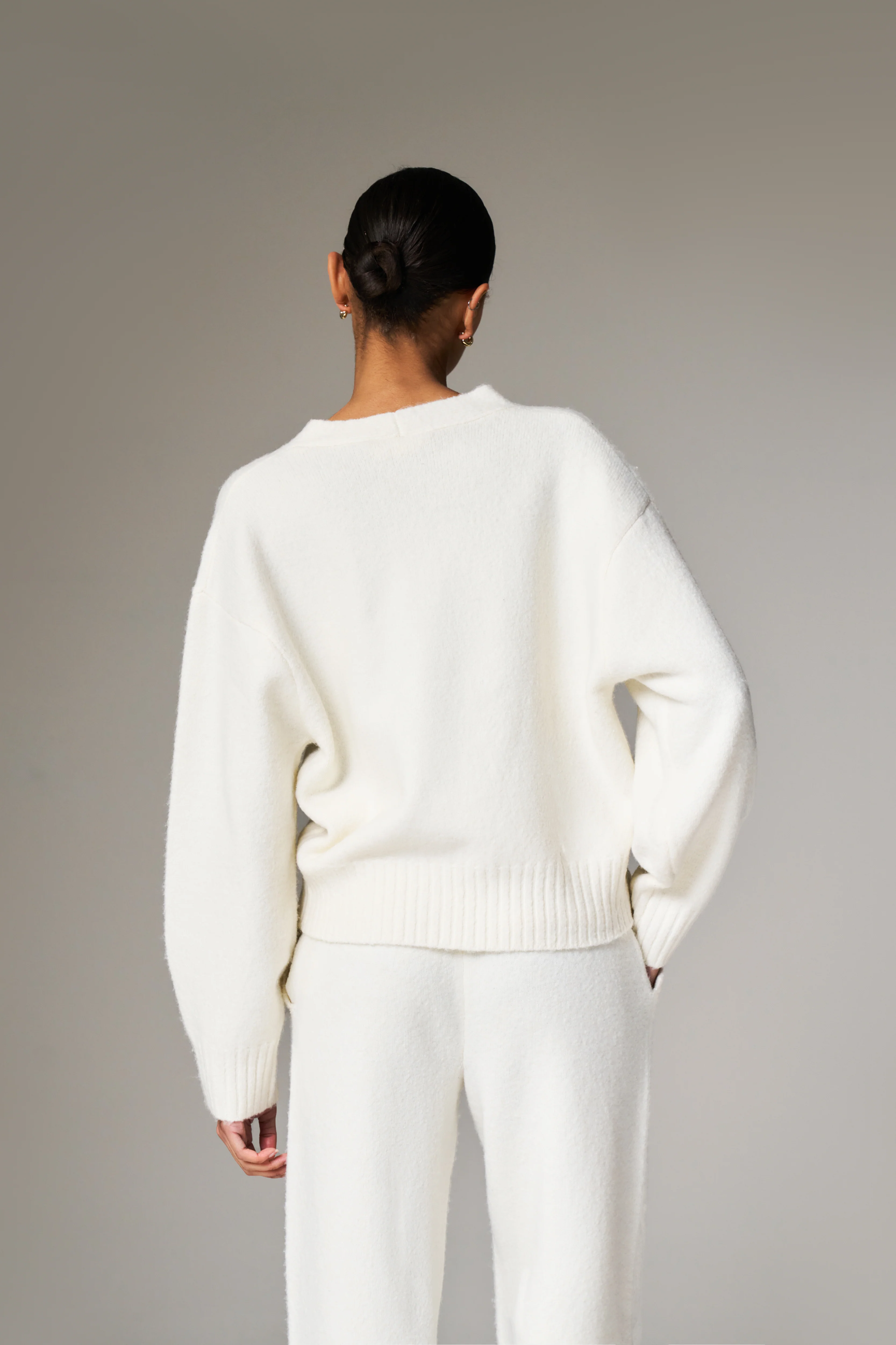 FLUFFY KNIT EMBLEM CARDIGAN - OFF-WHITE