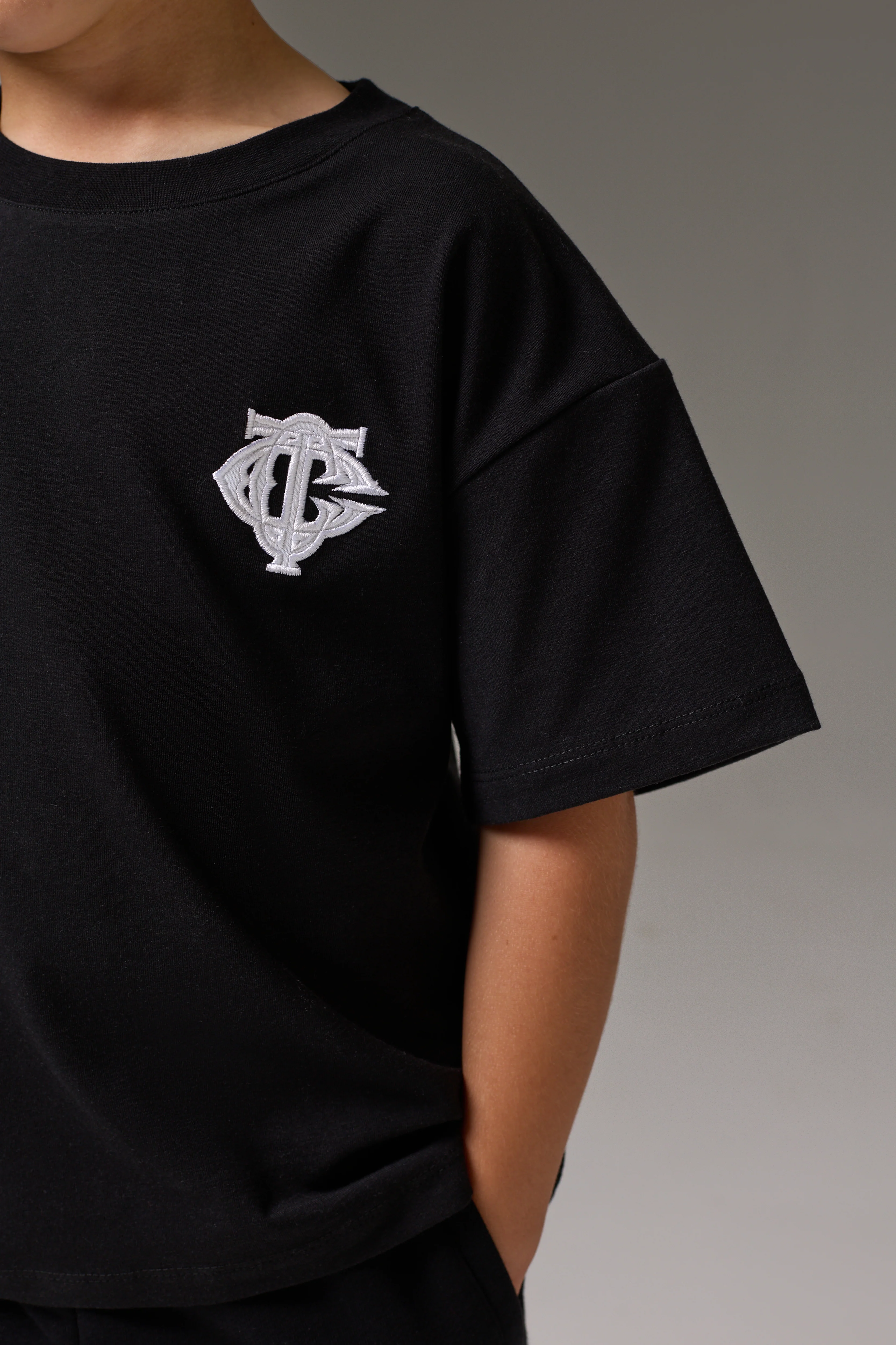 JUNIOR MONOGRAM EMBLEM APPLIQUE T-SHIRT - BLACK