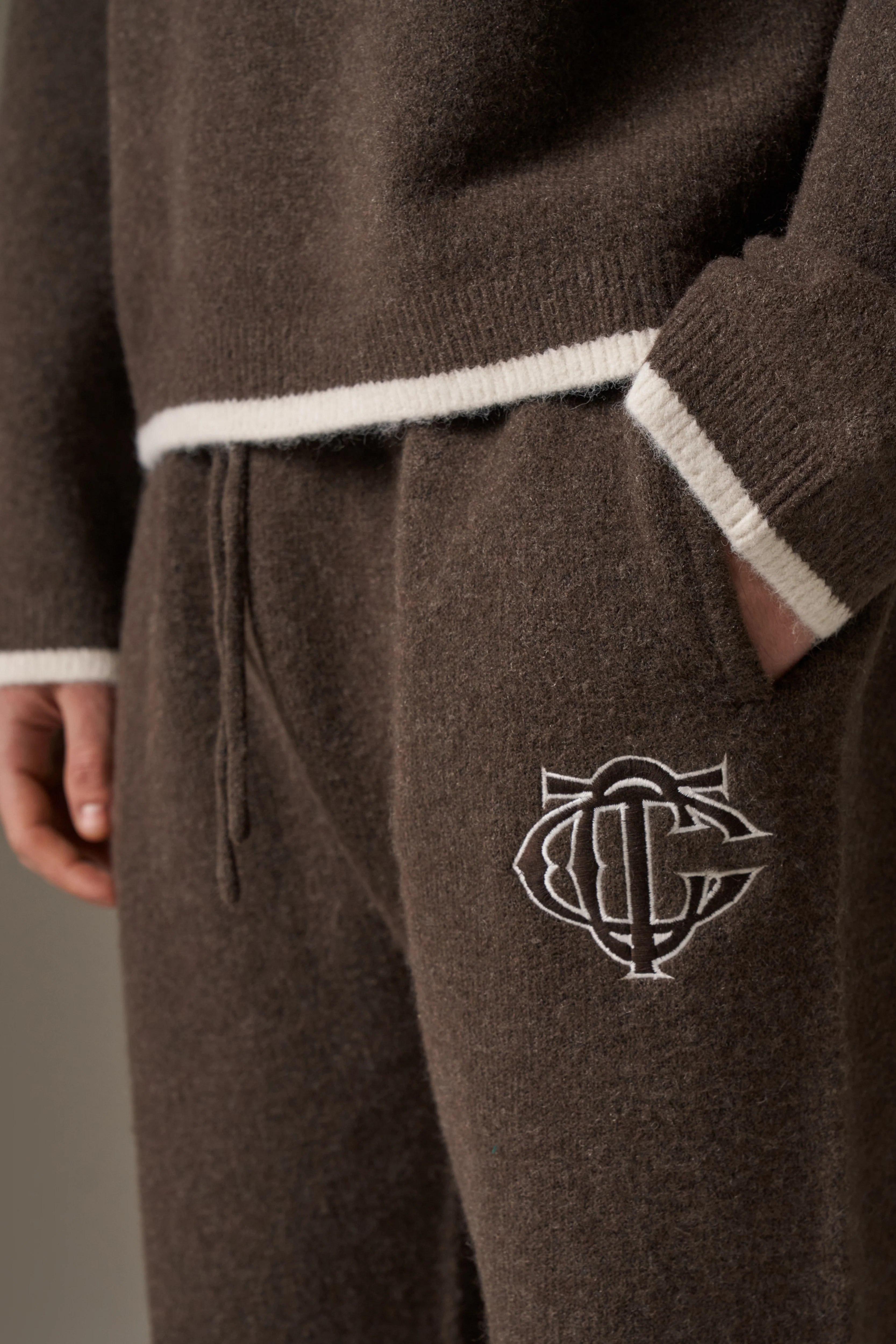 MONOGRAM EMBLEM KNITTED JOGGERS - BROWN