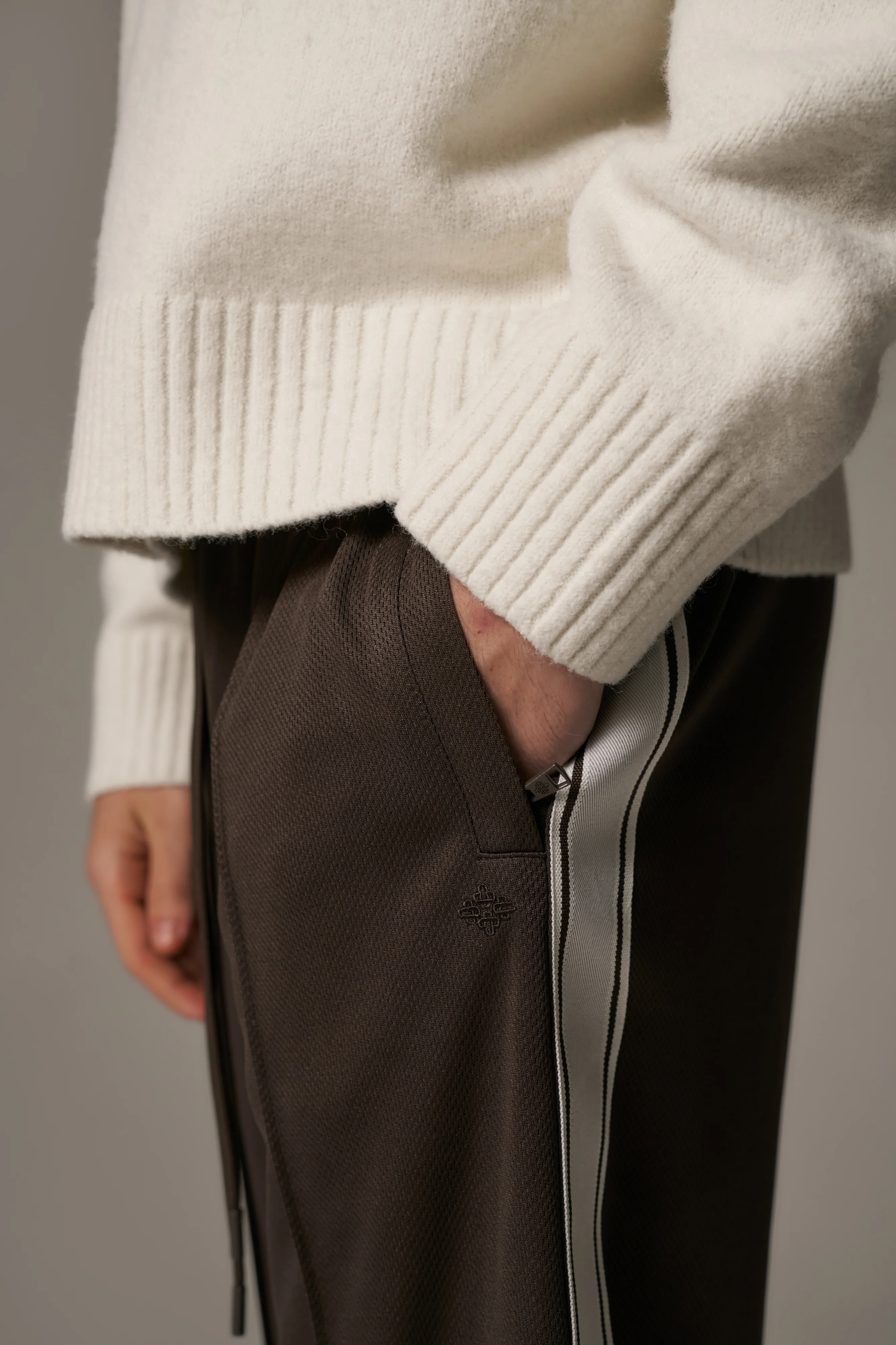 TAPE MESH JOGGER - BROWN