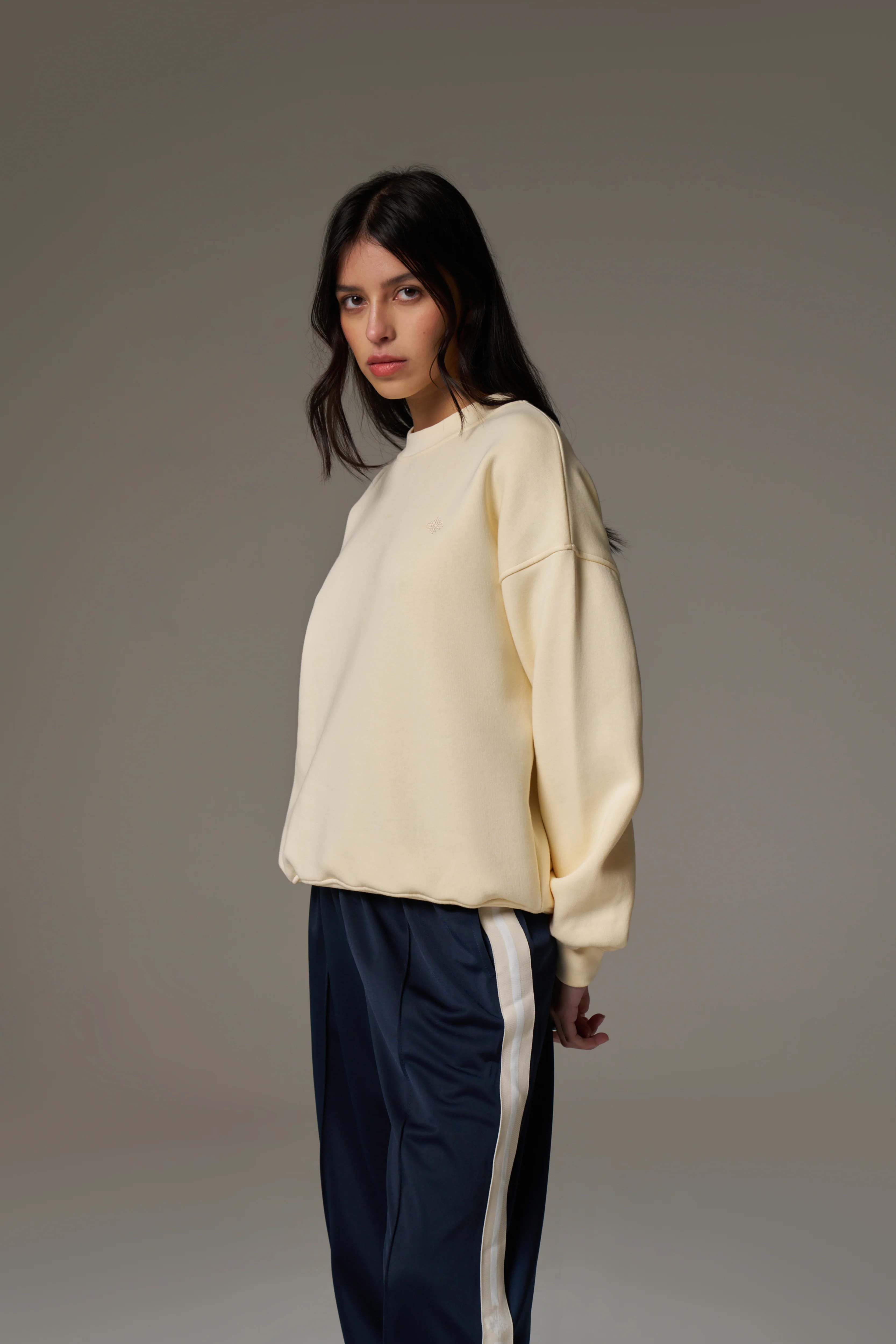 EMBLEM EMBROIDERED SWEATSHIRT - BUTTERMILK