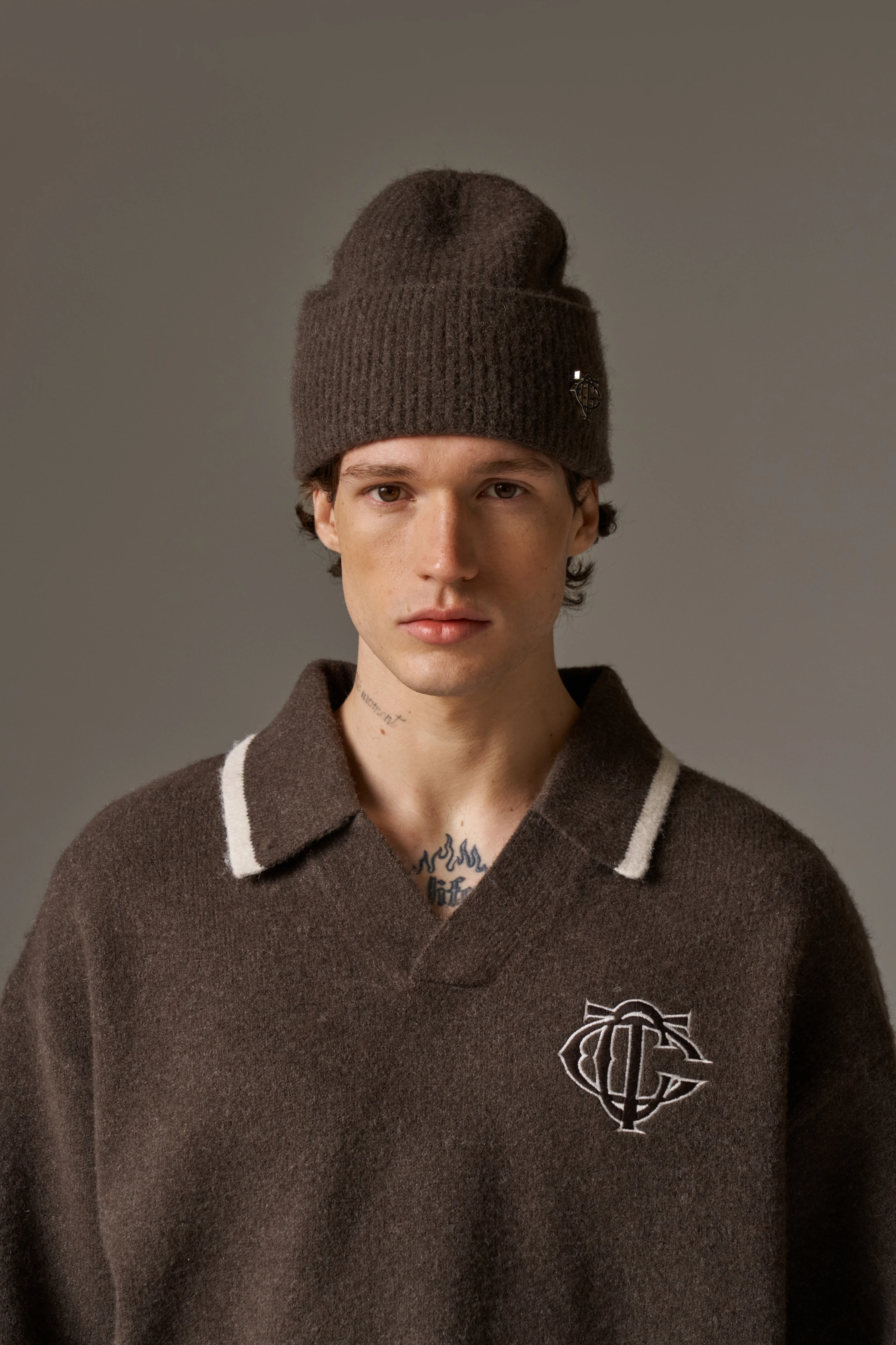 FLUFFY KNIT MONOGRAM PIN BADGE BEANIE - BROWN