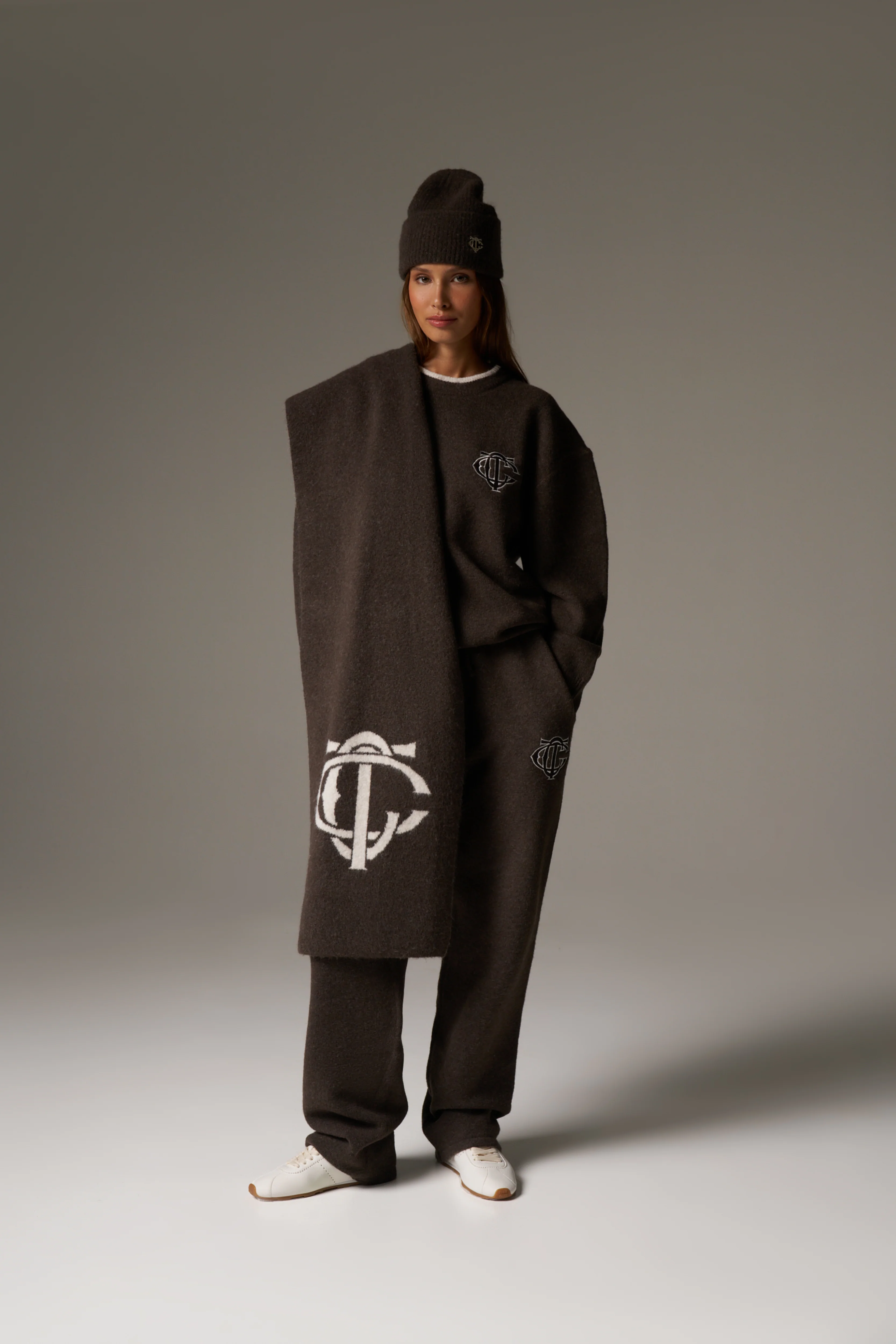 MONOGRAM EMBLEM SCARF - BROWN