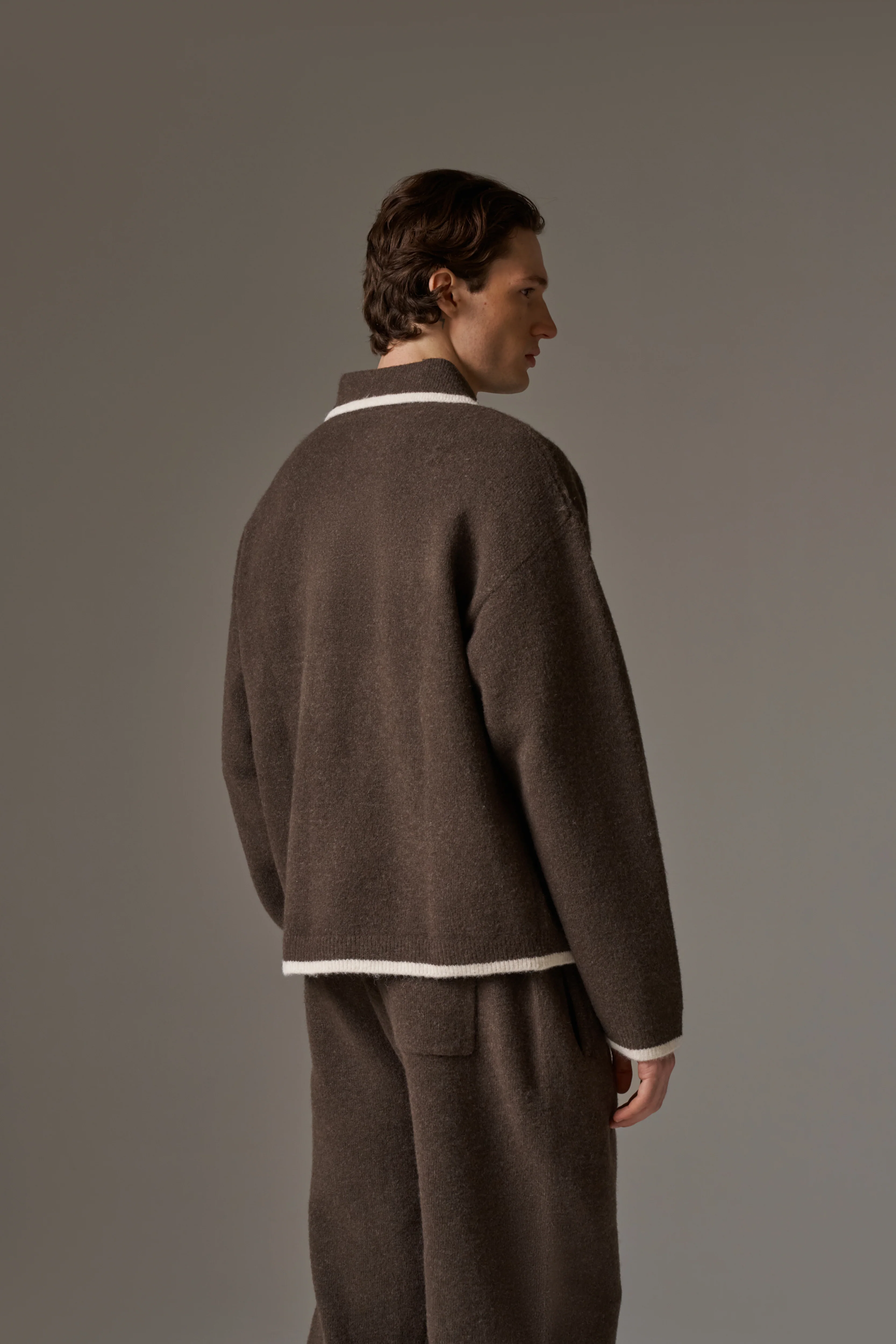 MONOGRAM EMBLEM KNITTED POLO TOP - BROWN