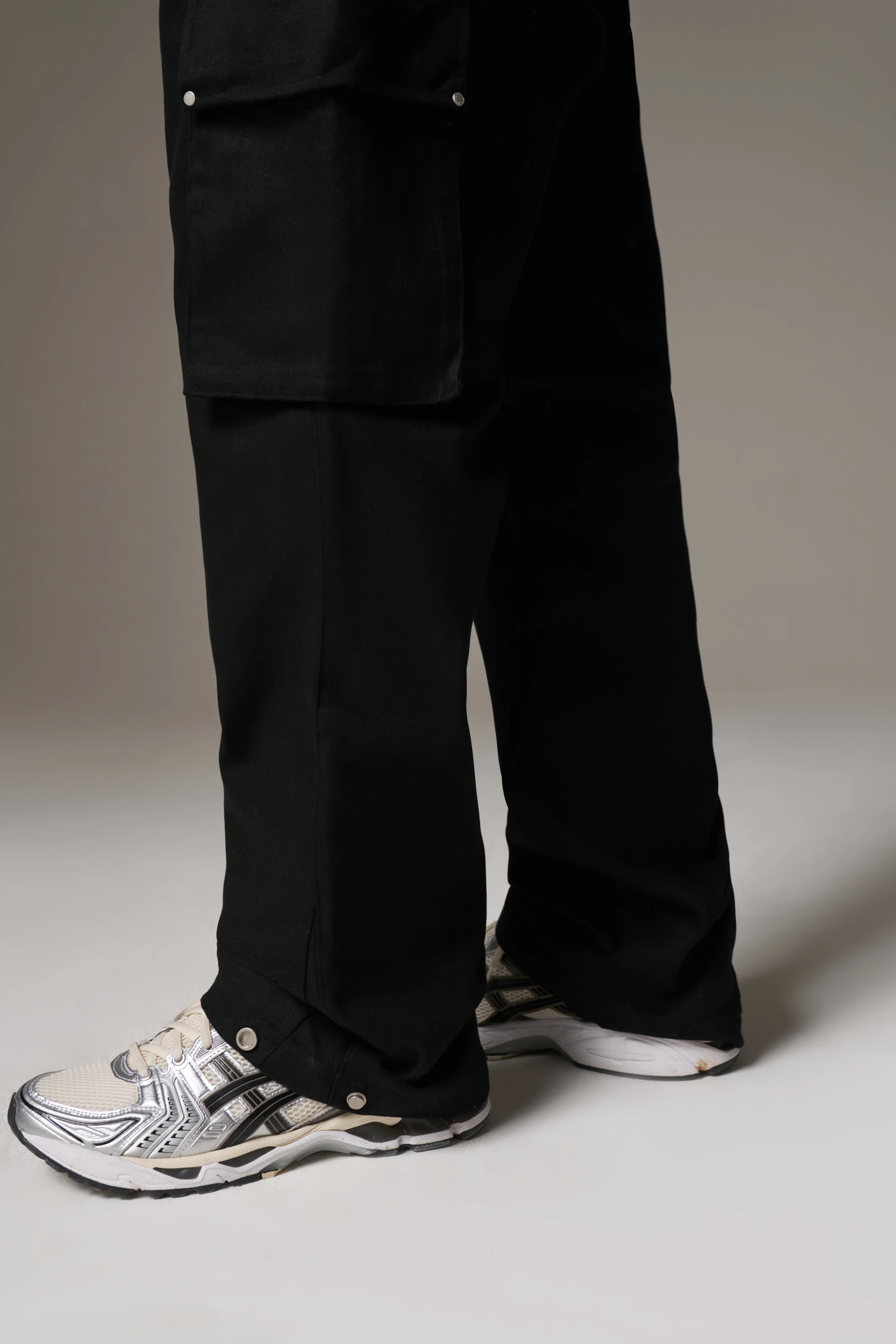 RIVET DETAIL CARGO - BLACK