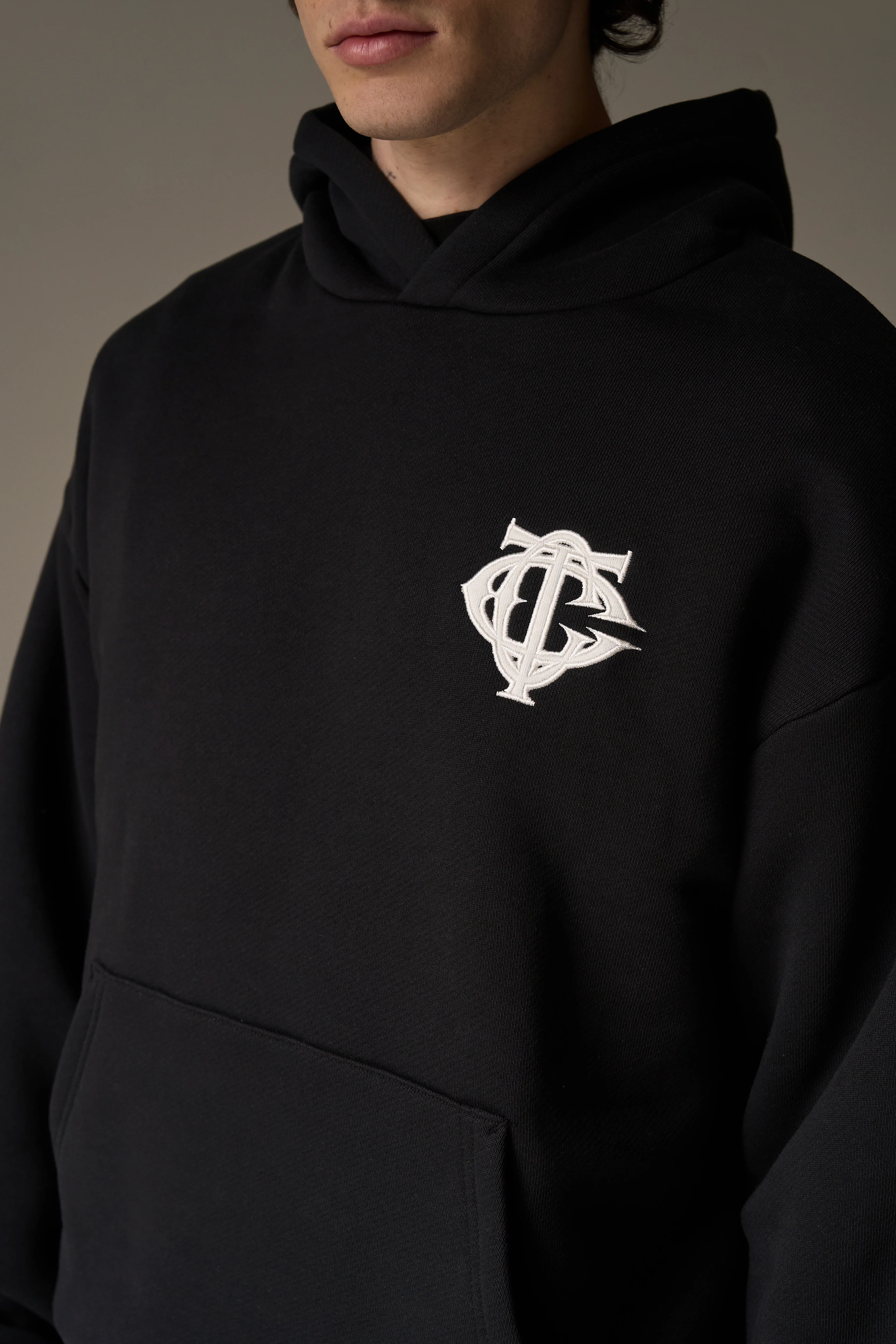 HEAVYWEIGHT MONOGRAM EMBLEM HOODIE - BLACK