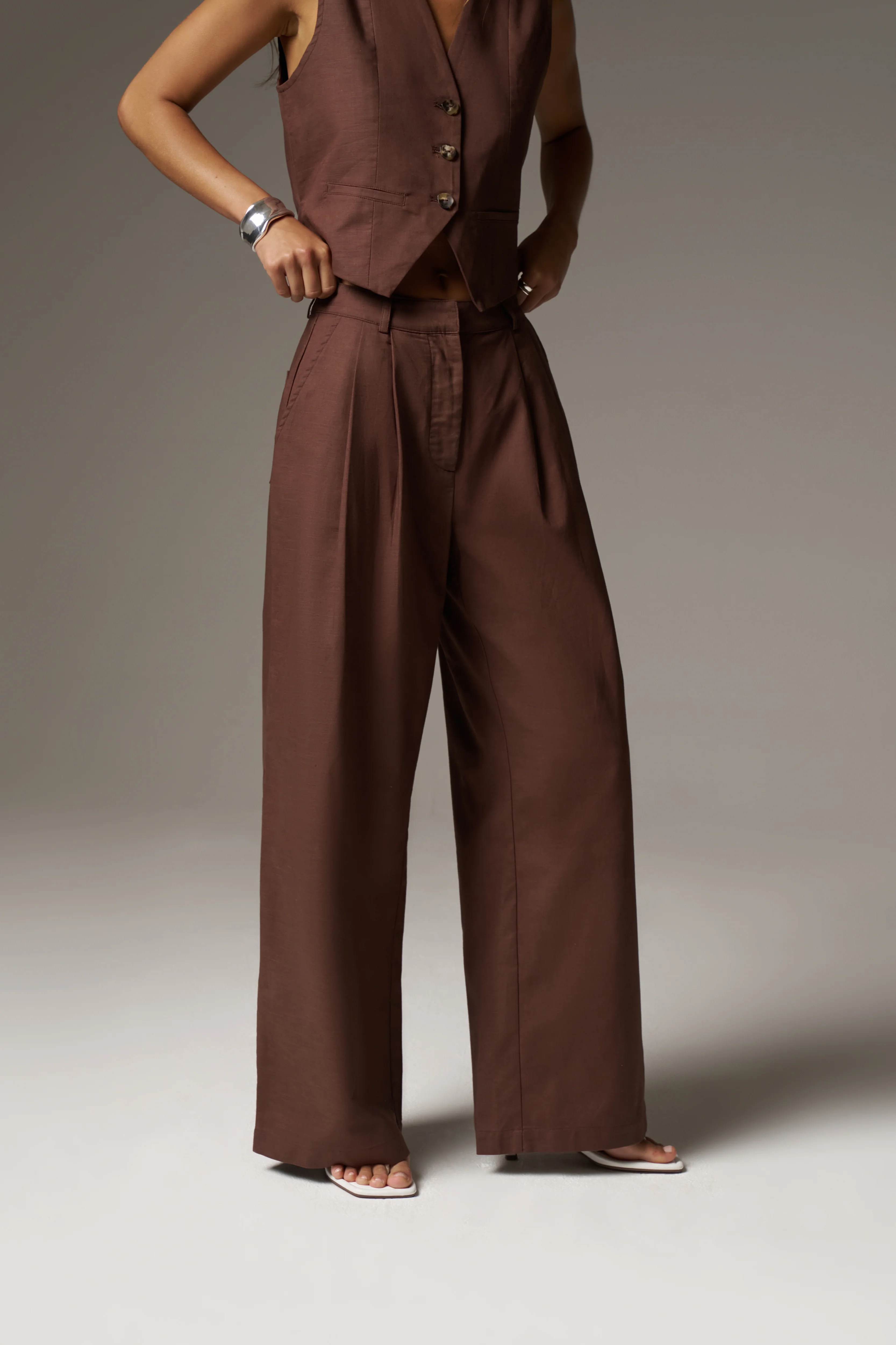 LINEN BLEND WIDE LEG PLEATED TROUSERS - CHOCOLATE